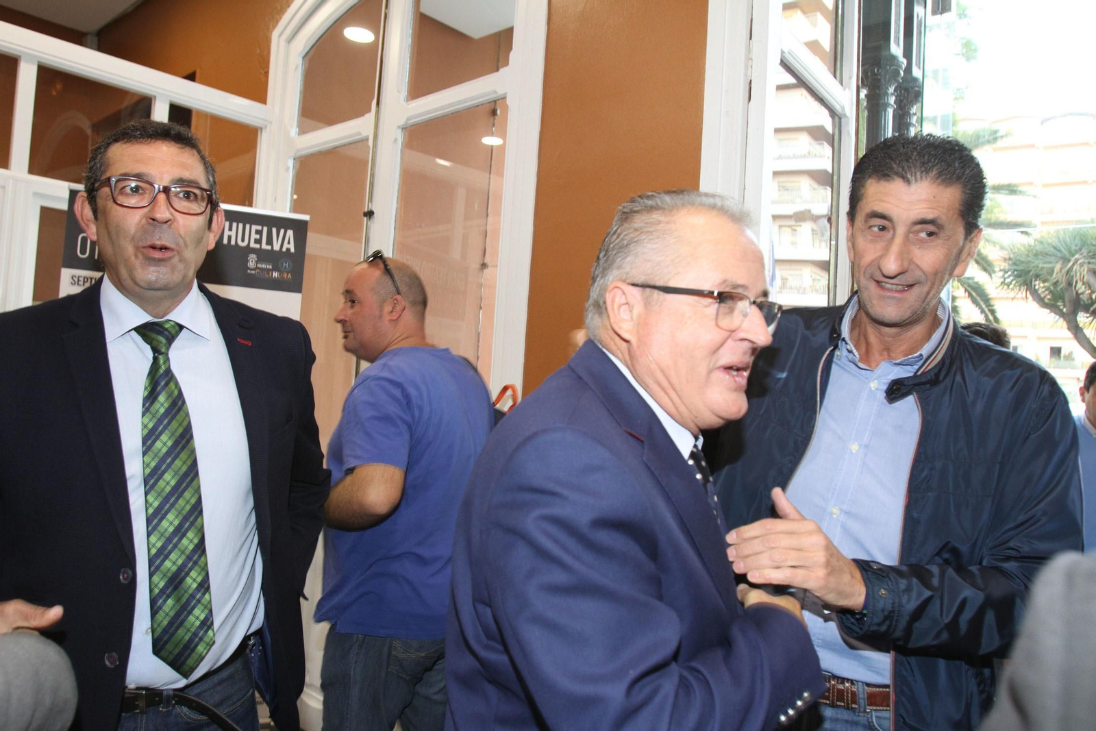 Imágenes de la conferencia y desayuno-coloquio de Gabriel Cruz, alcalde de Huelva