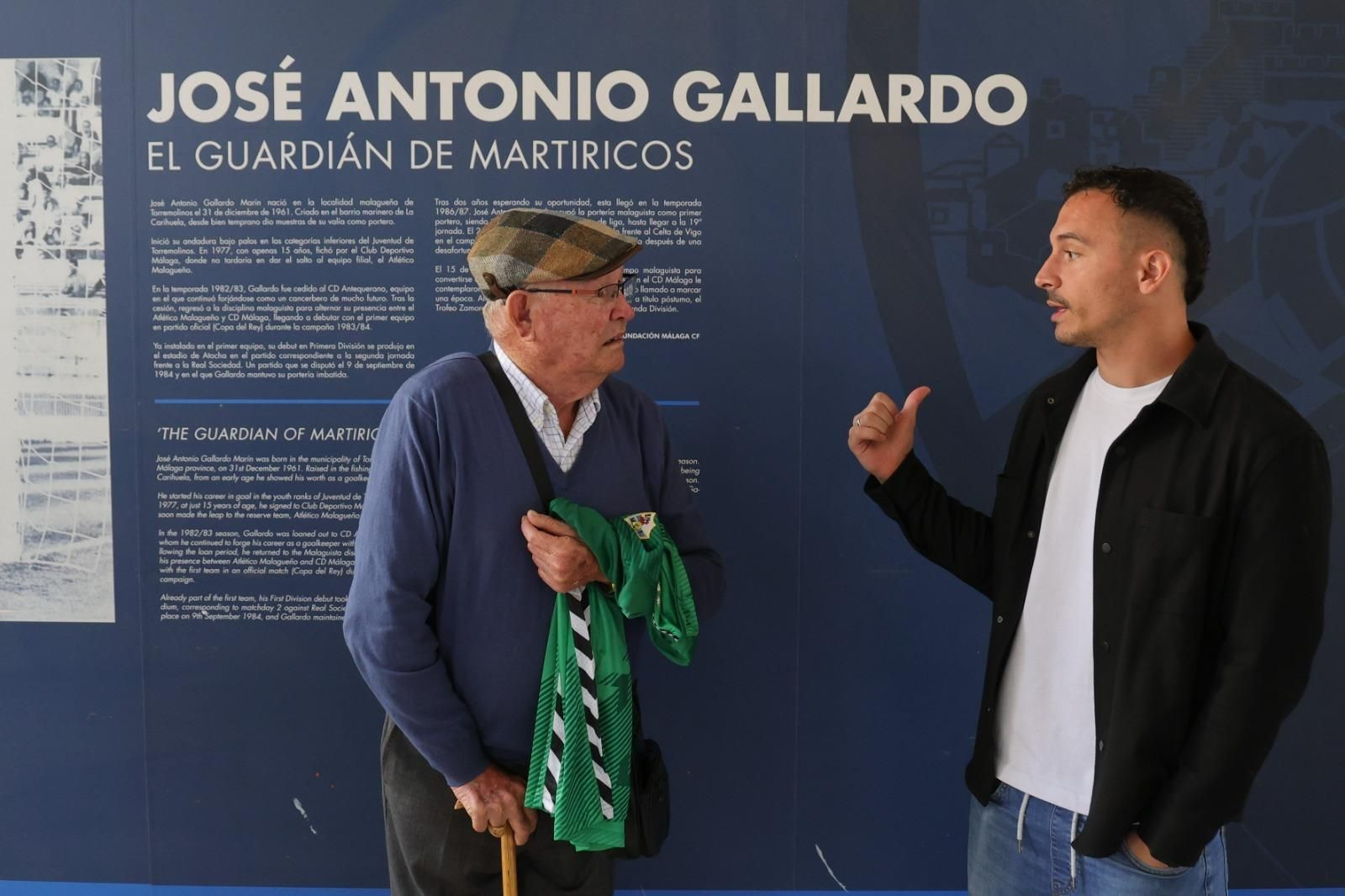 La entrega de la camiseta a la familia Gallardo por parte de Alfonso Herrero La entrega de la camiseta a la familia Gallardo por parte de Alfonso Herrero