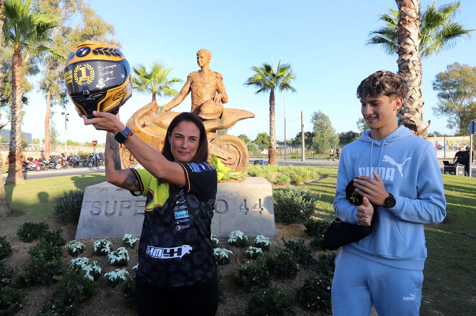 Imágenes del monumento a Súper Hugo en la rotonda frente al Nuevo Colombino