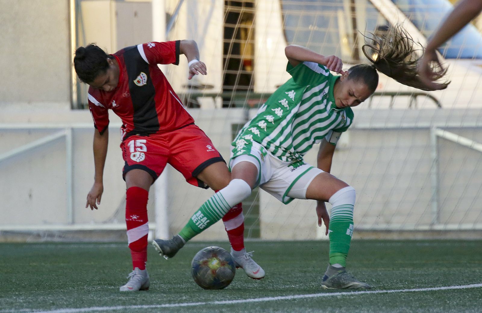 La bética Irene Guerrero pugna por un balón con la rayista Altuve.