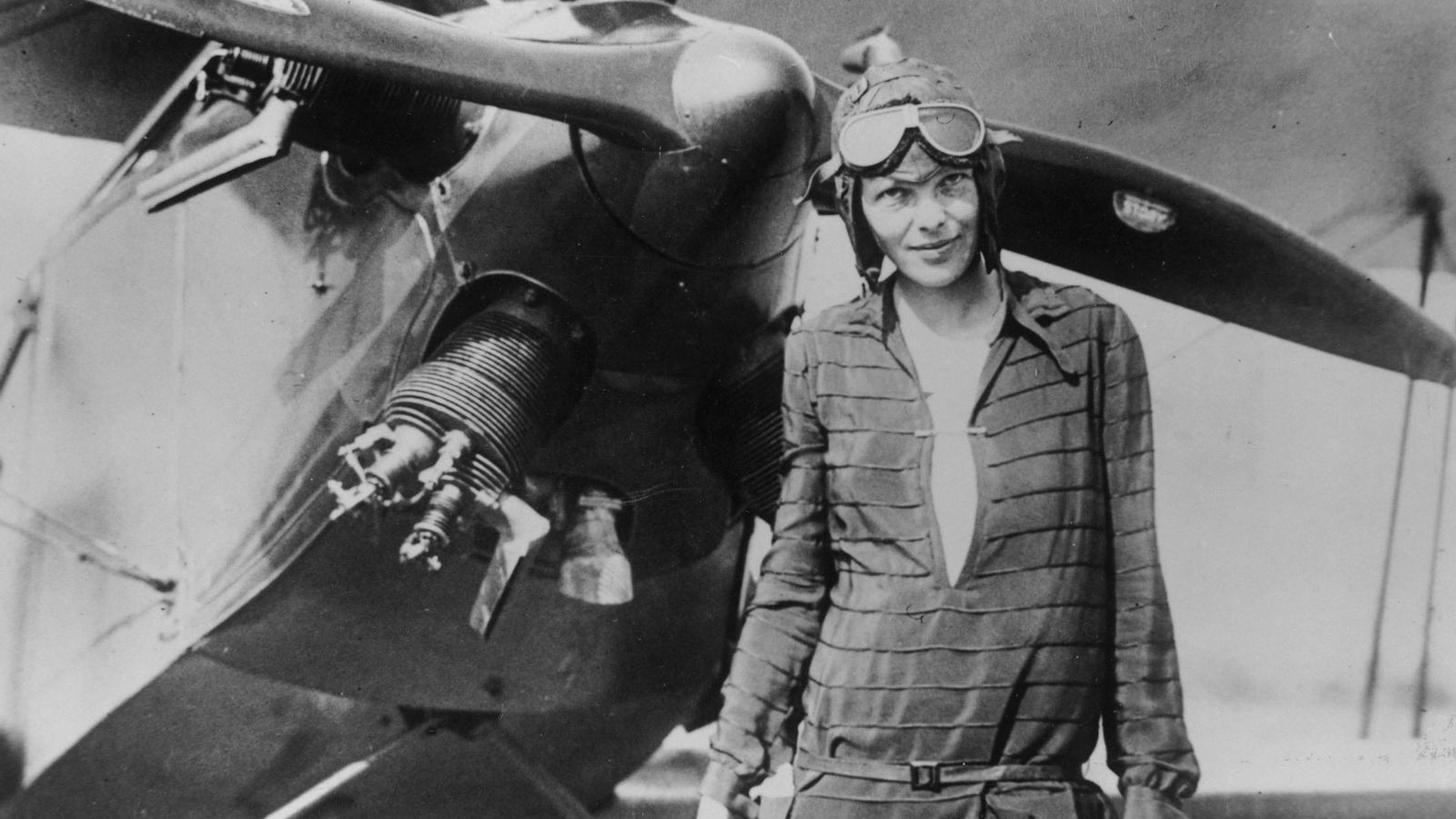 Amelia Earhart, junto a uno de sus aviones.