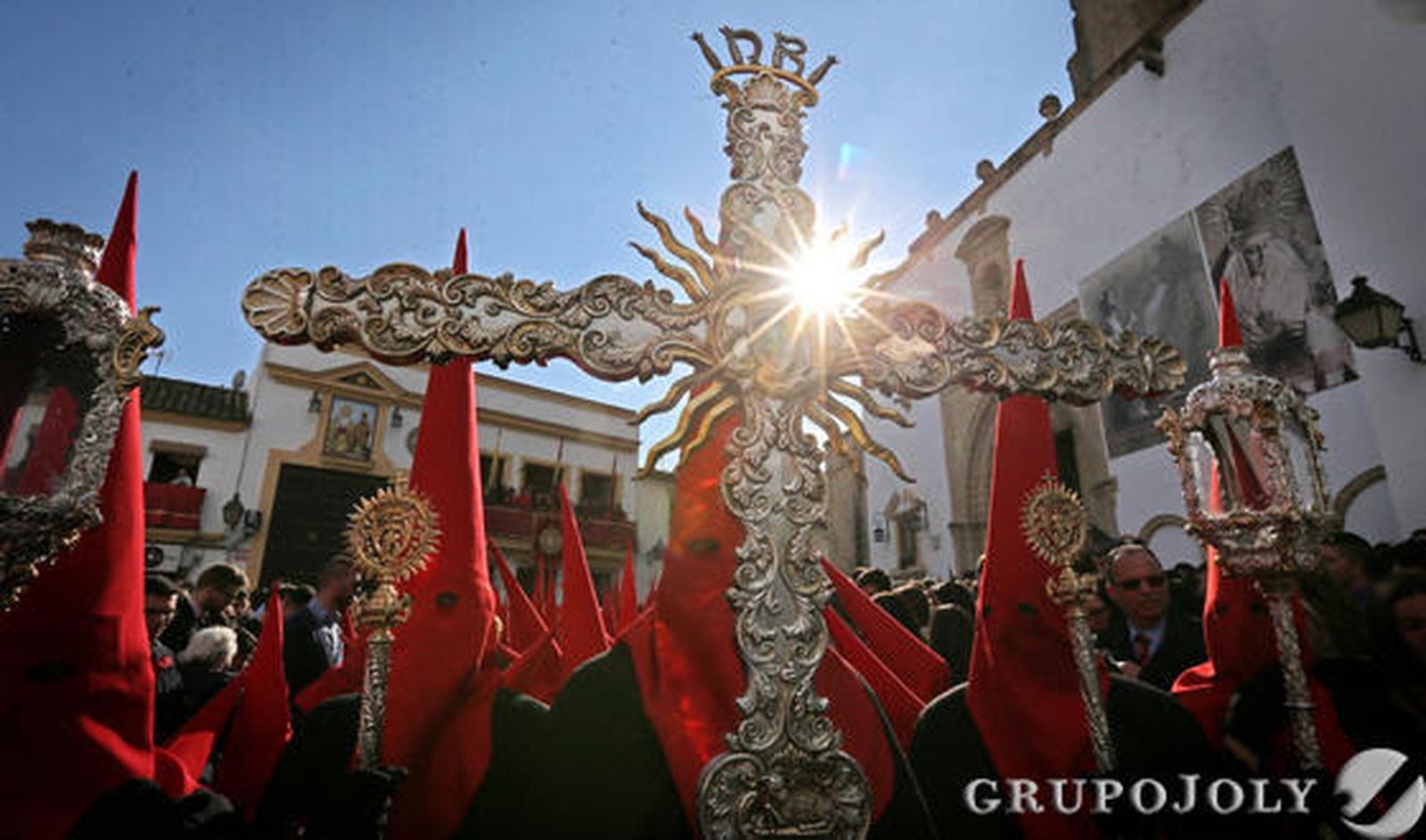 La cruz de guía de Las Penas ante el sol del Martes Santo.

Foto: Miguel Angel Gonzalez