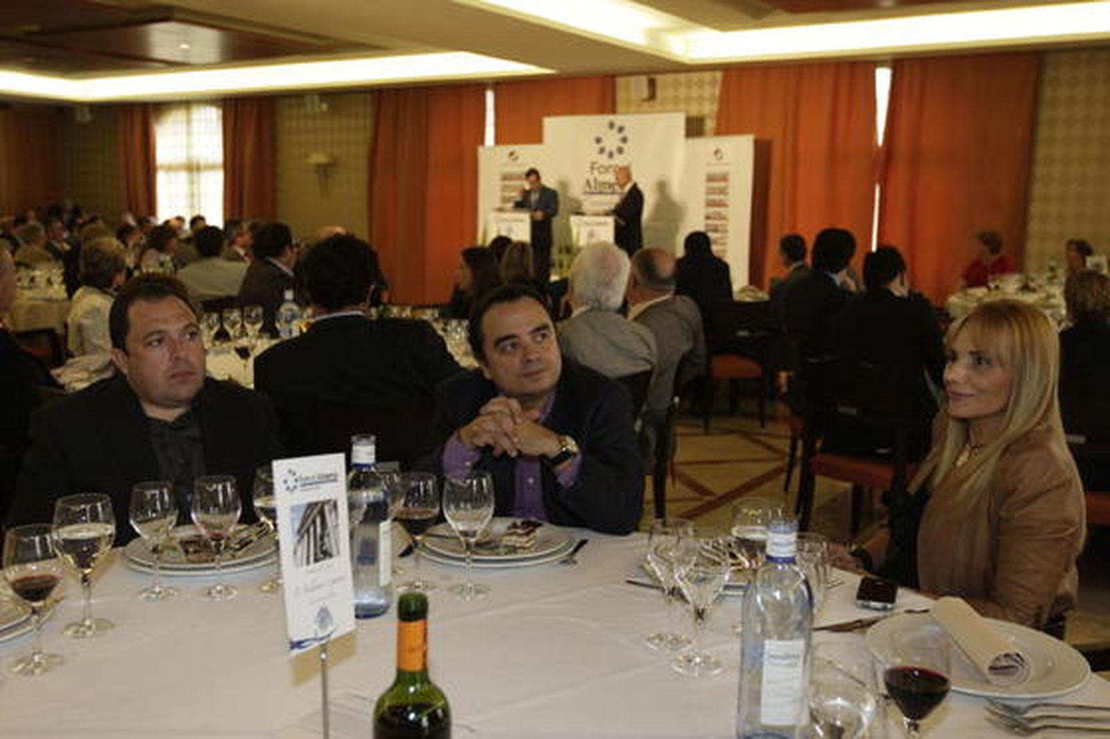 Rafael Abad de la Agencia IDEA con Paco Iglesias y Lola Hernández, de Autocares Bernardo y Cámara de Comercio de Almería.

Foto: Fran Leonardo