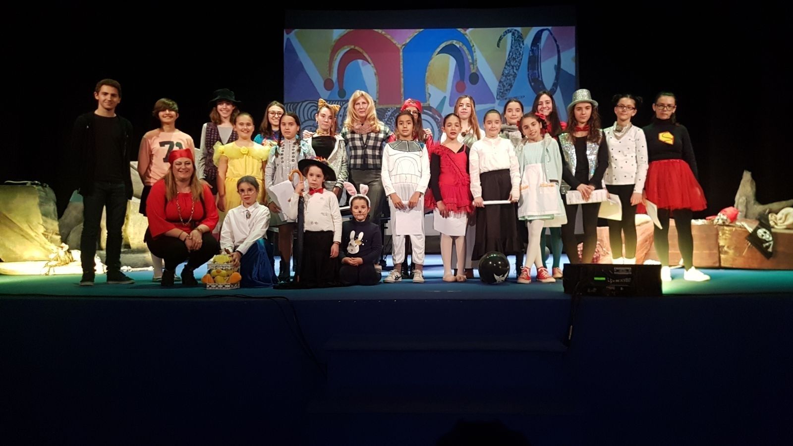 La concejala de Cultura, María Dolores Ortega, la profesora Encarna Martínez y los alumnos participantes en la Audición.