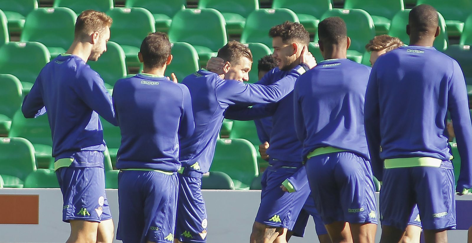 Lo Celso y Sanabria bromean en la sesión matinal de ayer en el Benito Villamarín.