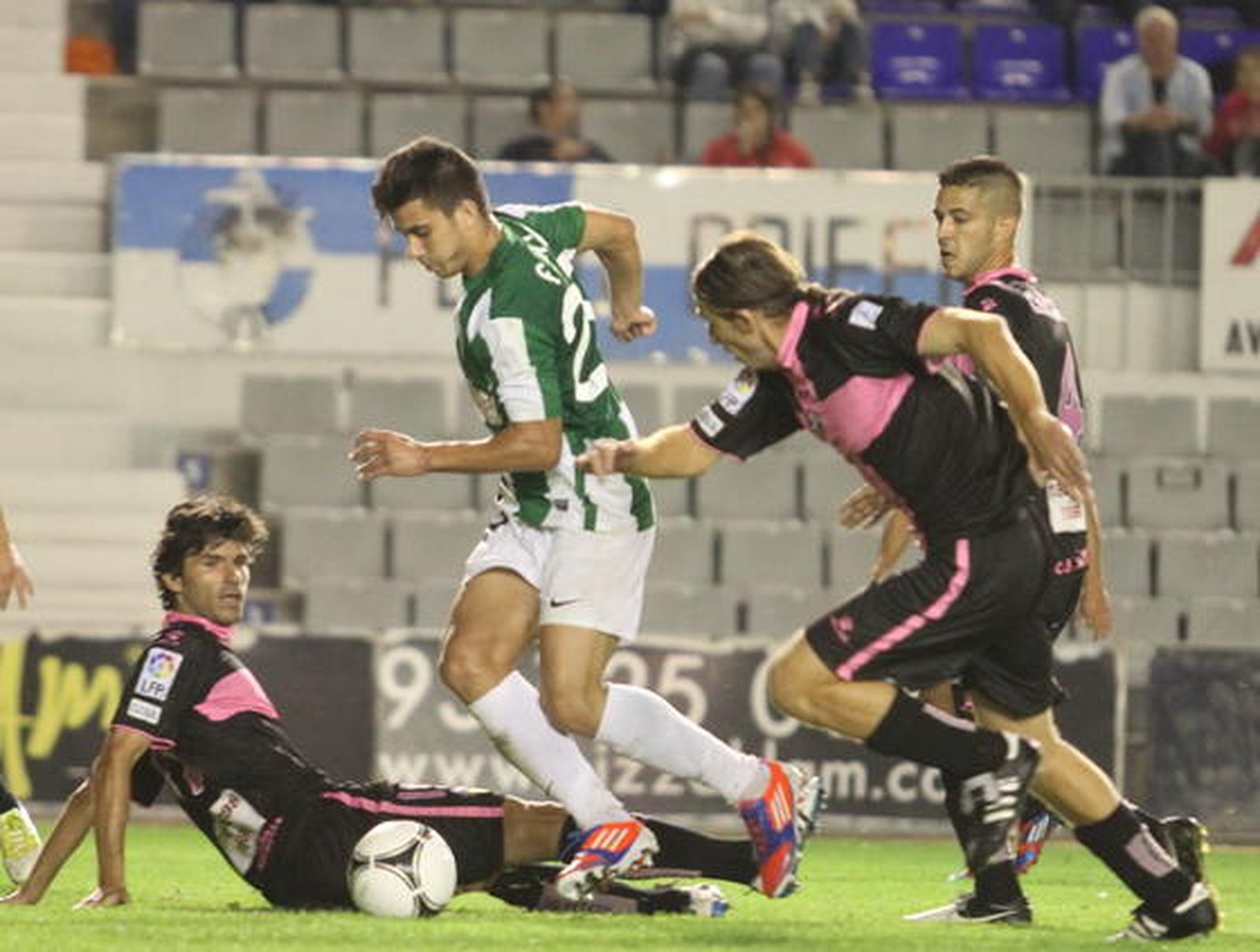 Un tanto en la prórroga y en propia puerta del exblanquiverde Pablo Ruiz mete al CCF en 1/16 de final de la Copa.

Foto: Joma