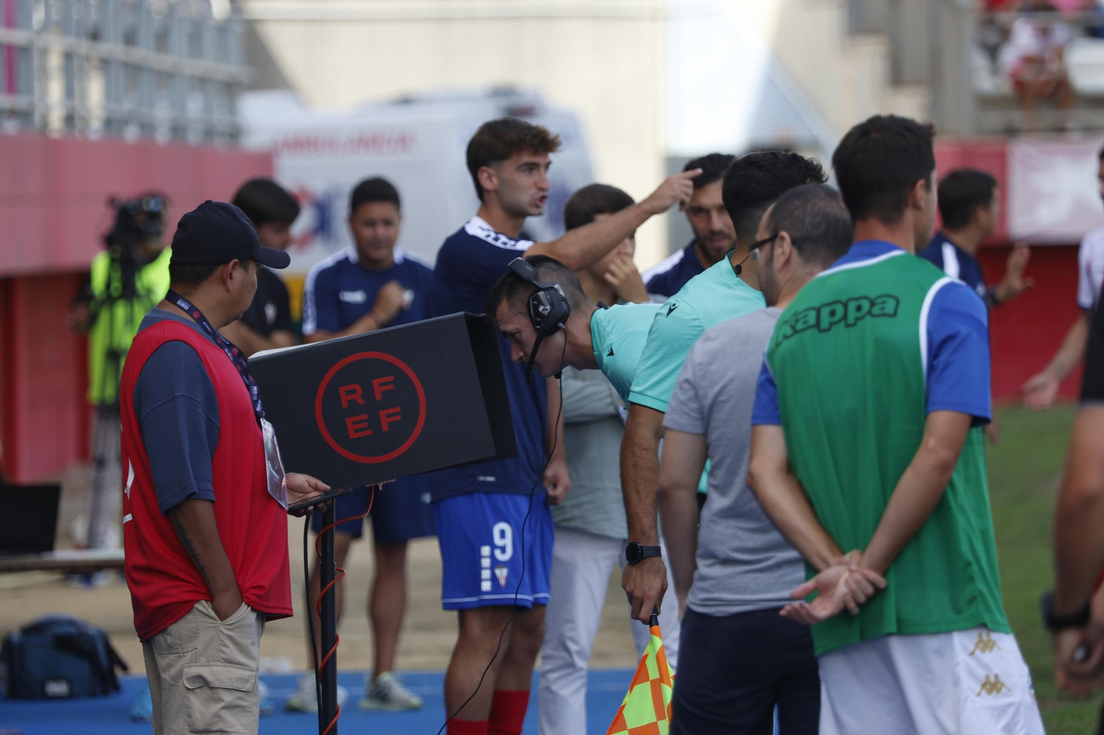 Daniel Miranda revisa el monitor en el Algeciras-Sabadell.