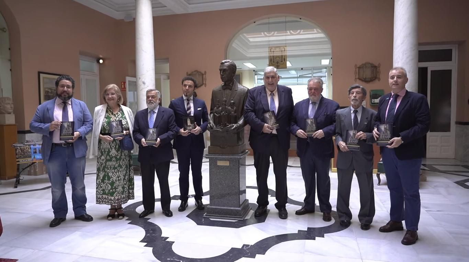Editores, prologuistas y anfitriones en el patio del Ateneo