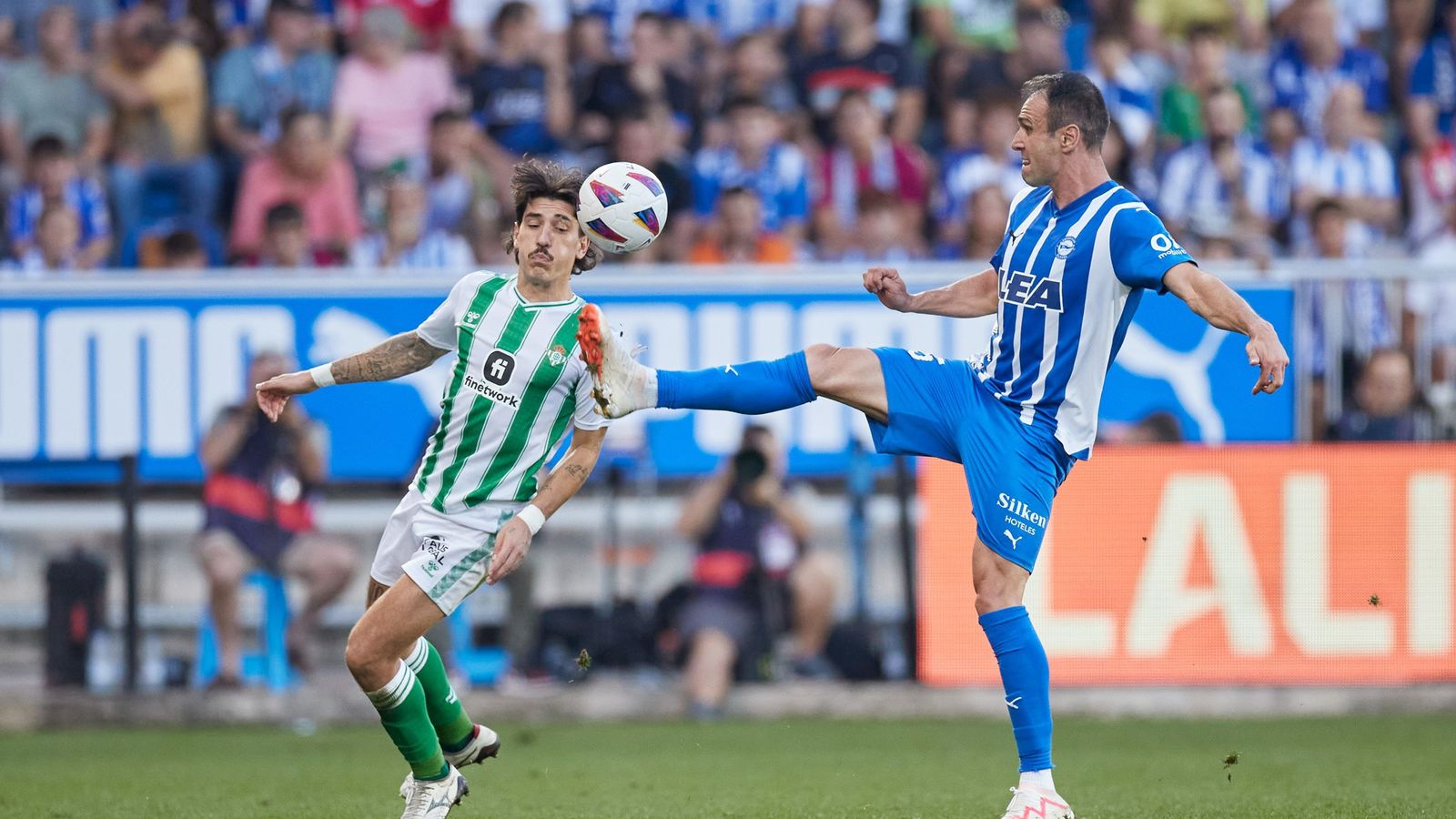 Bellerín, en un lance con Kike García.