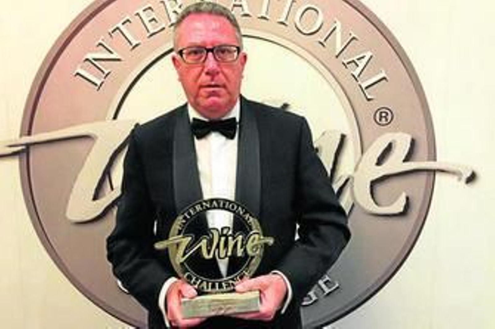 Manuel José Valcárcel posa con el trofeo. A la derecha, el vino galardonado.