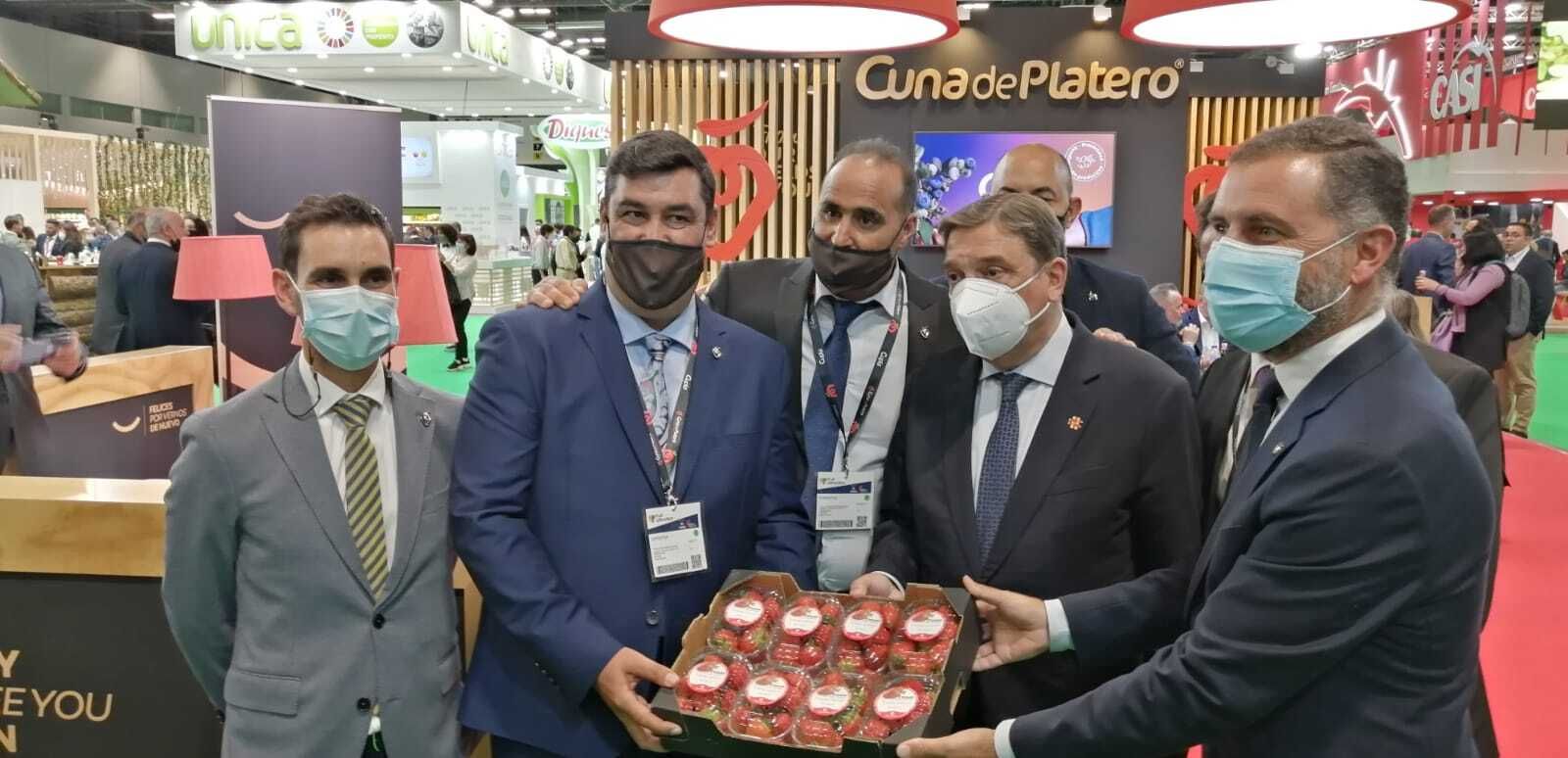 El ministro de Agricultura, Luis Planas, en uno de los estands de las empresas onubenses presentes en Fruit Attraction.