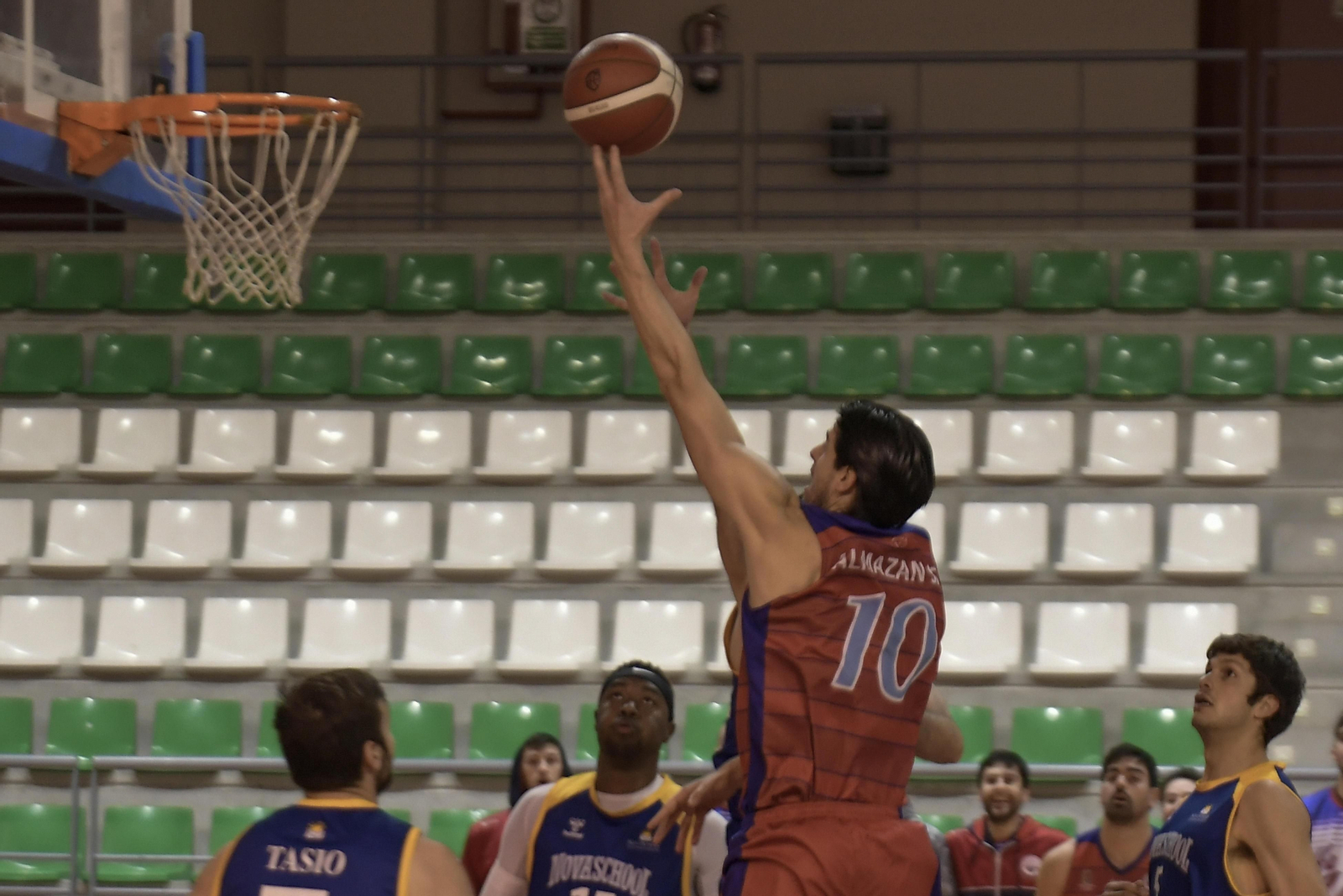 Acción de un partido del CB La Zubia de la pasada campaña