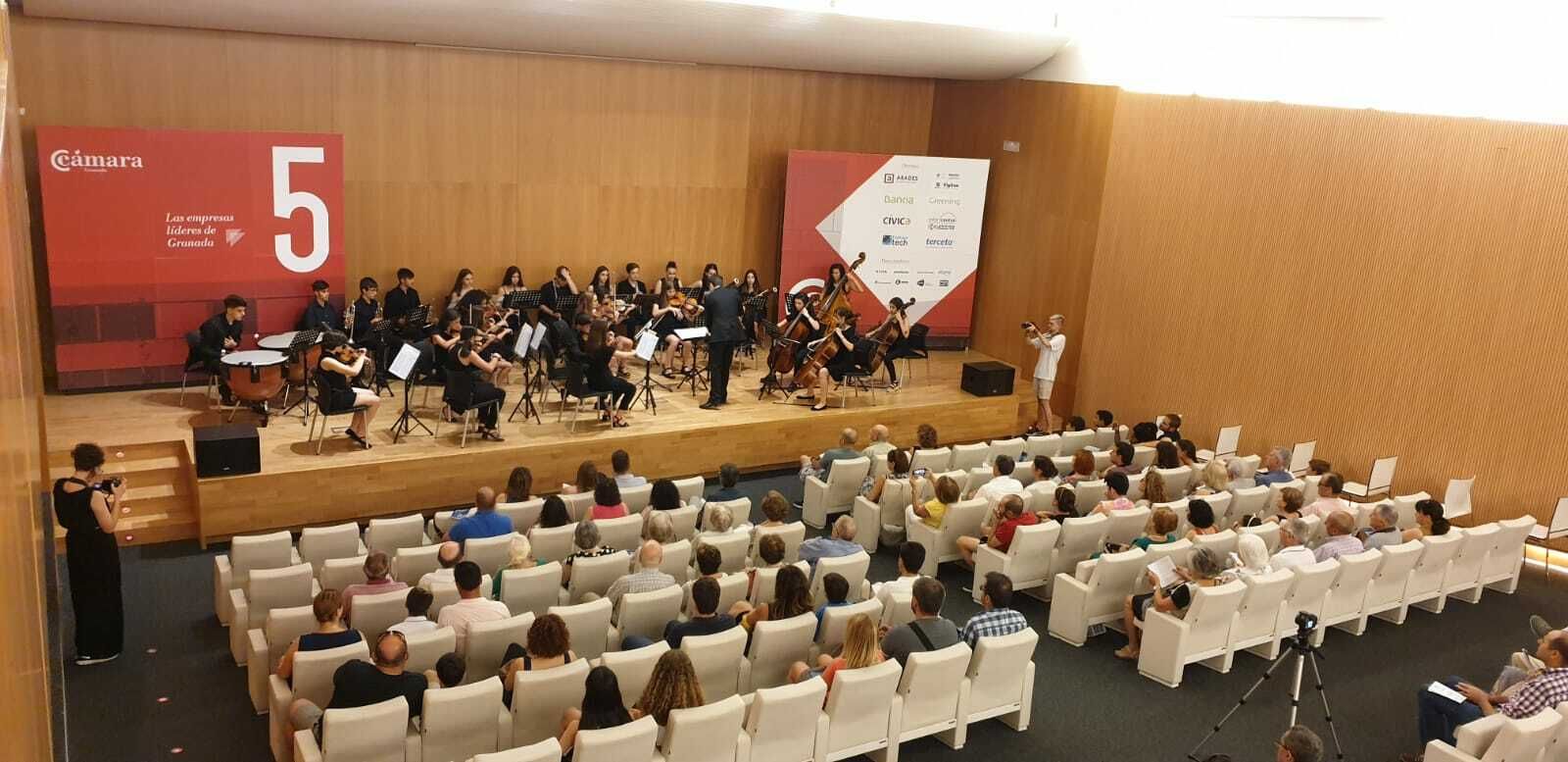 La JOCA Orquesta en el auditorio de la Cámara de Comercio