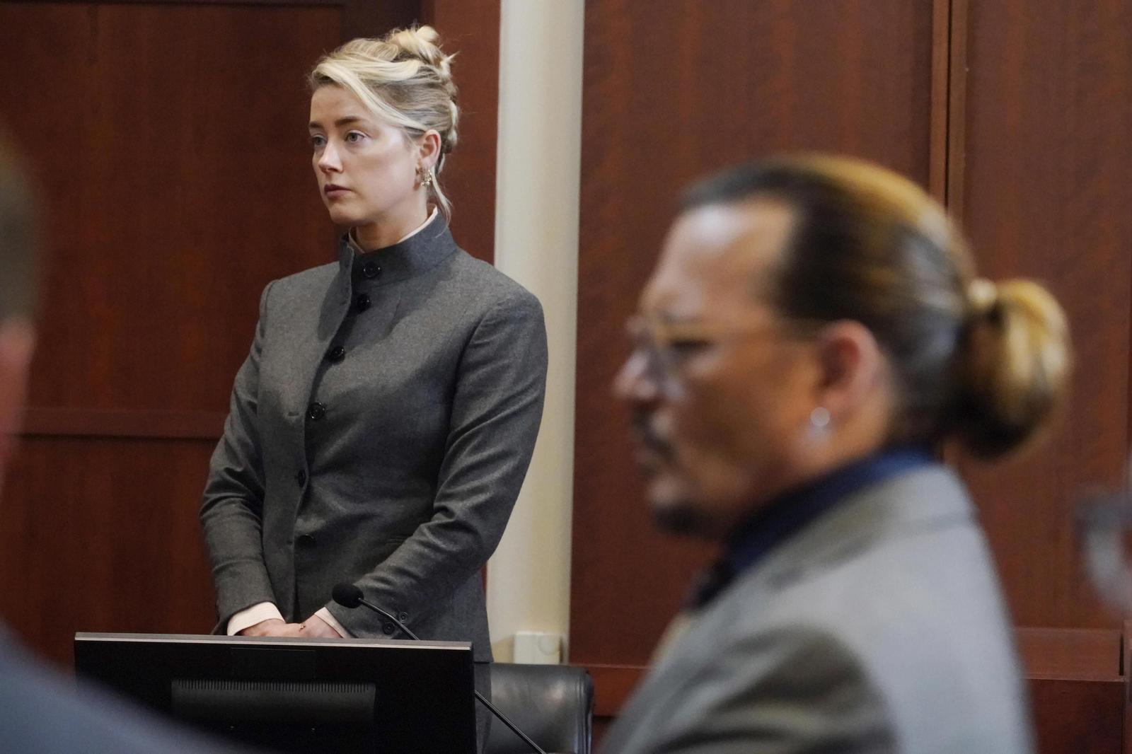 Amber Heard presta juramento ante la presencia de Johnny Depp.