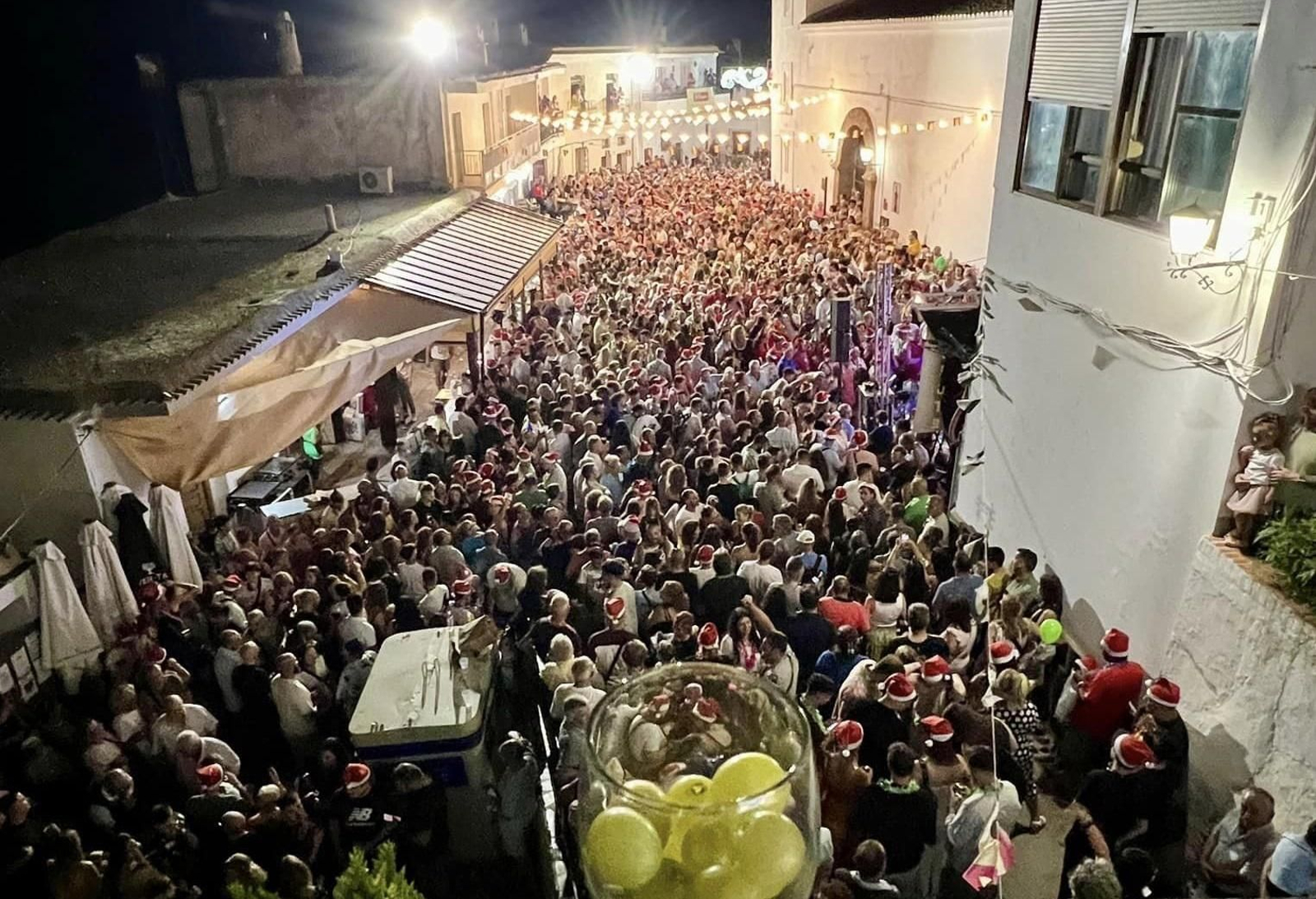 Imagen de la plaza de Bérchules en la celebración de la Nochevieja Imagen de la plaza de Bérchules en la celebración de la Nochevieja