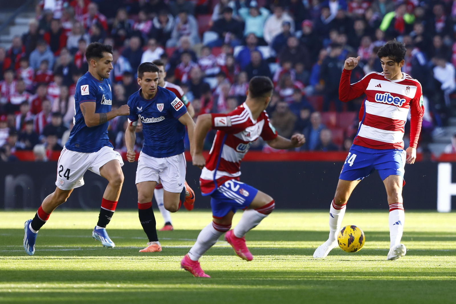 Gonzalo Villar trata de montar un contragolpe.