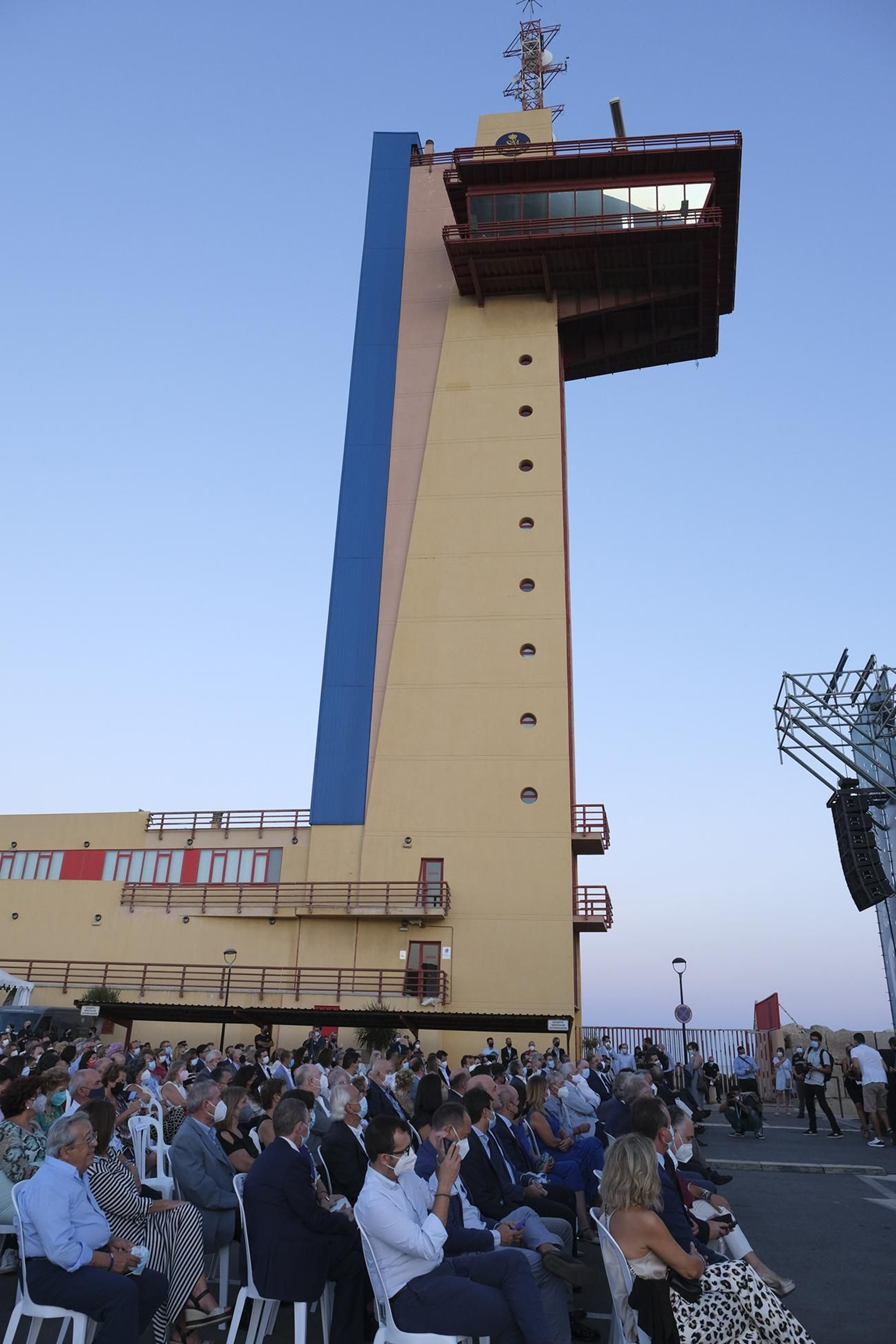 Fotogalería acto reivindicativo por la llegada del AVE a Almería.