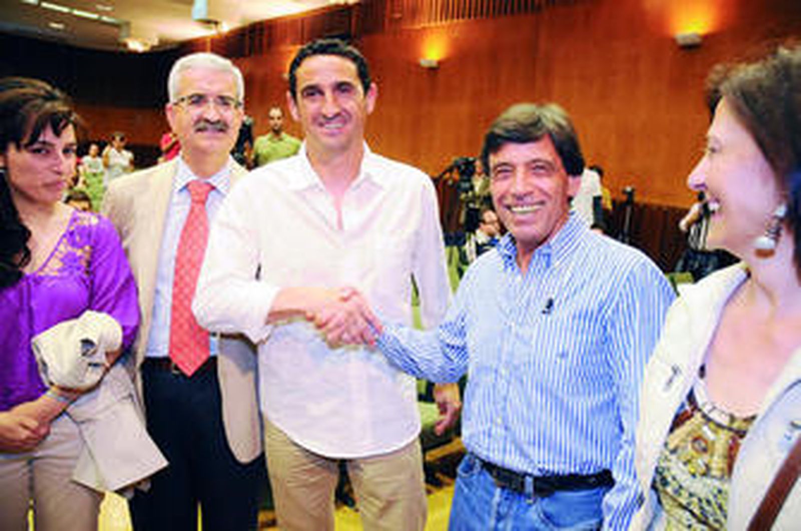 Los dos entrenadores se dan la mano junto a Jiménez Barrios.