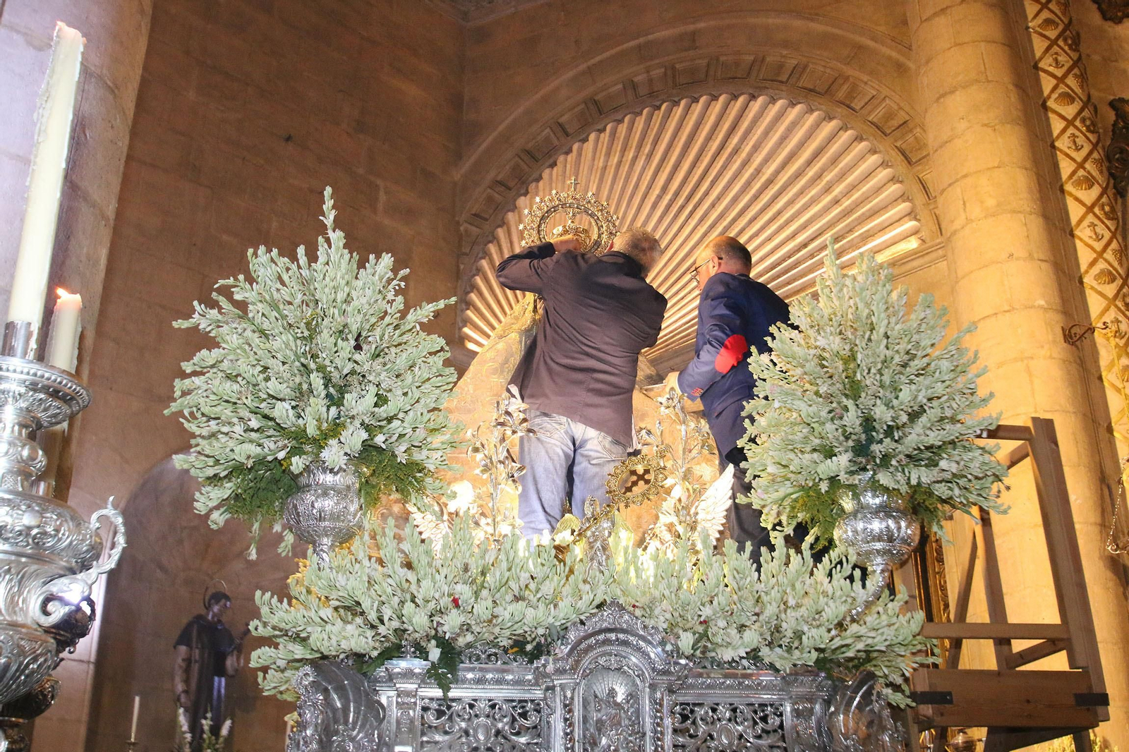 Fotogalería de la retirada de la Virgen del Mar para su restauración