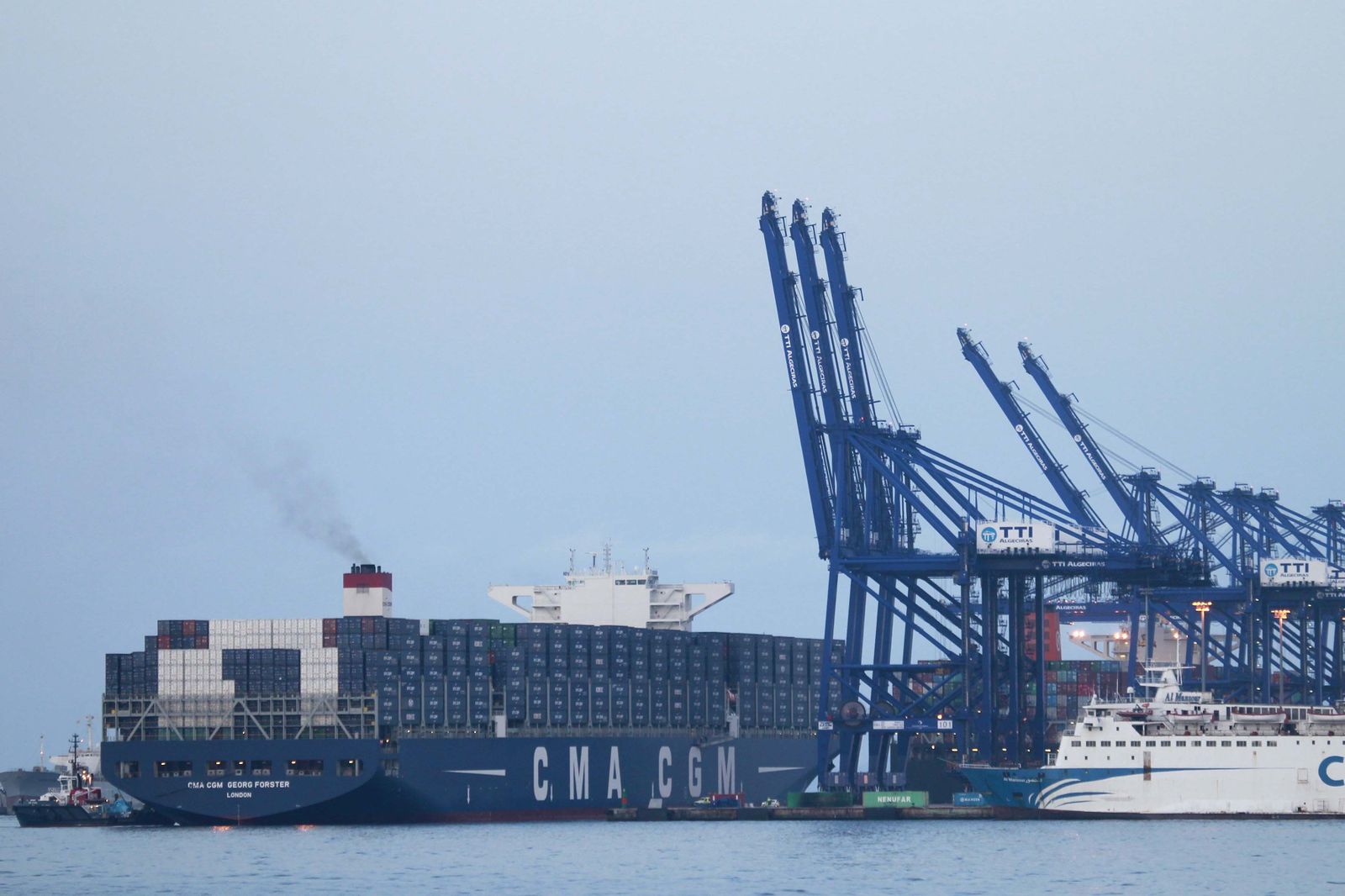 Un buque de CMA CGM en el puerto de Algeciras.