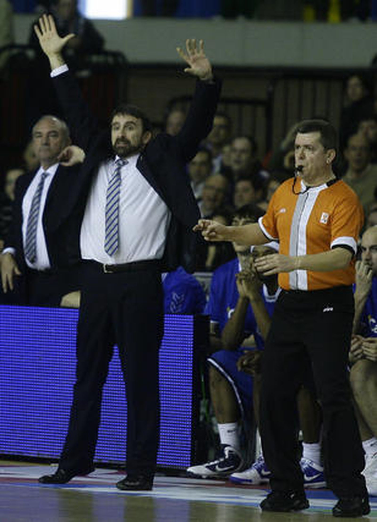 Plaza da instrucciones a los suyos en un momento del partido. / Antonio Pizarro