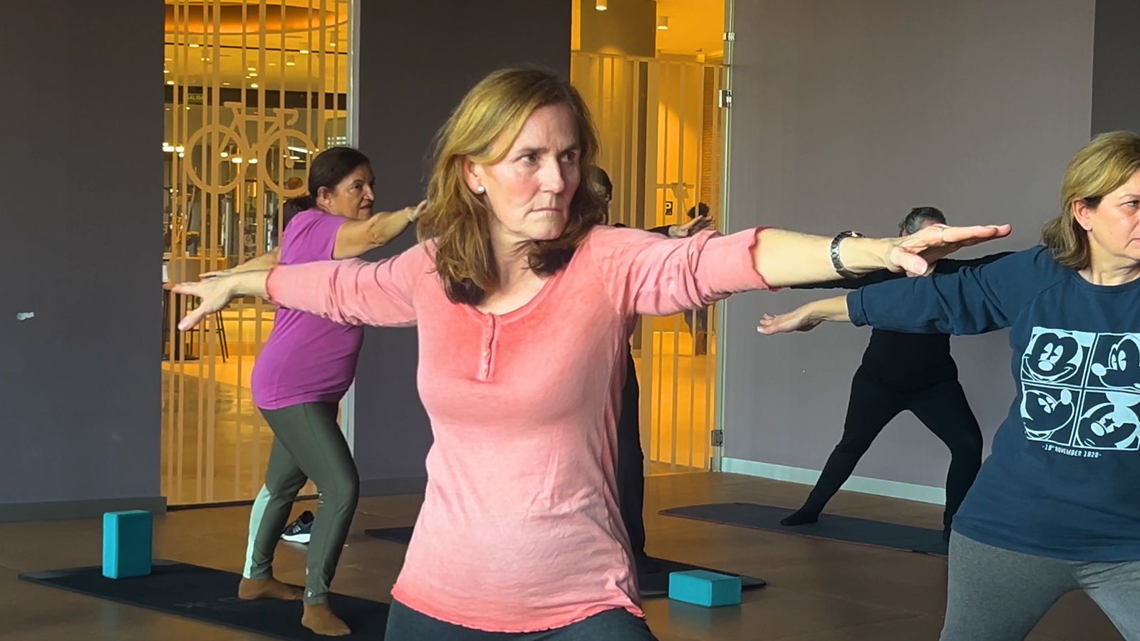 Alumnas durante una sesión de yoga oncológico con Nuria Tamayo, una práctica que ayuda a recuperar movilidad, calma y confianza tras el cáncer.