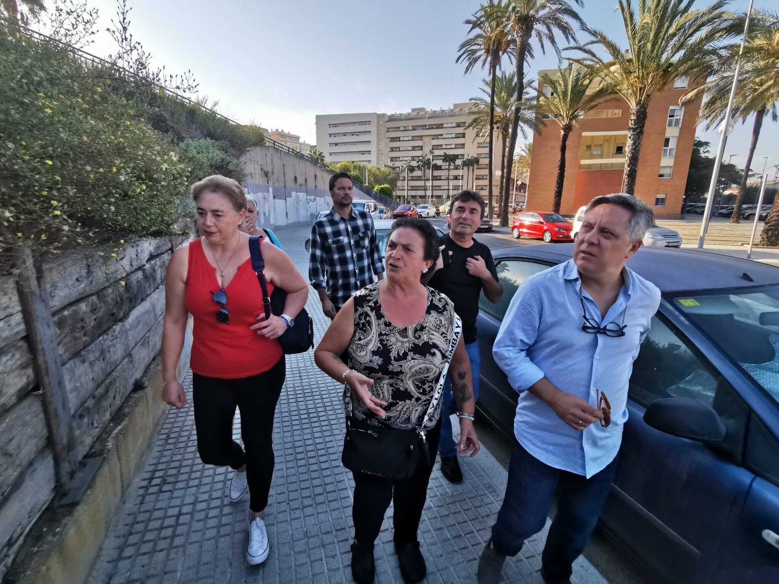 Un momento de la visita de los socialistas gaditanos al barrio de Cortadura.