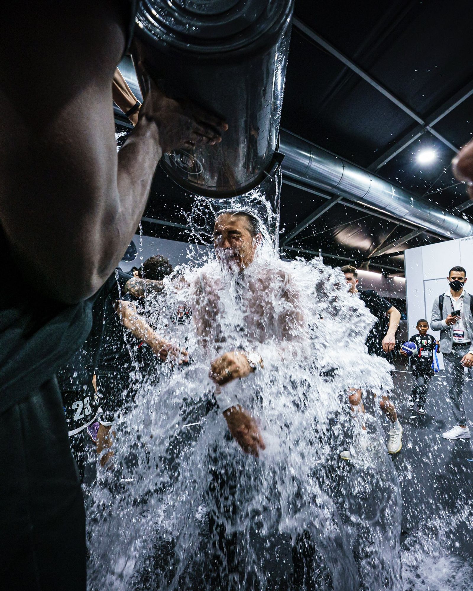 Sergio Scariolo, celebrando en el vestuario el título de la Eurocup.