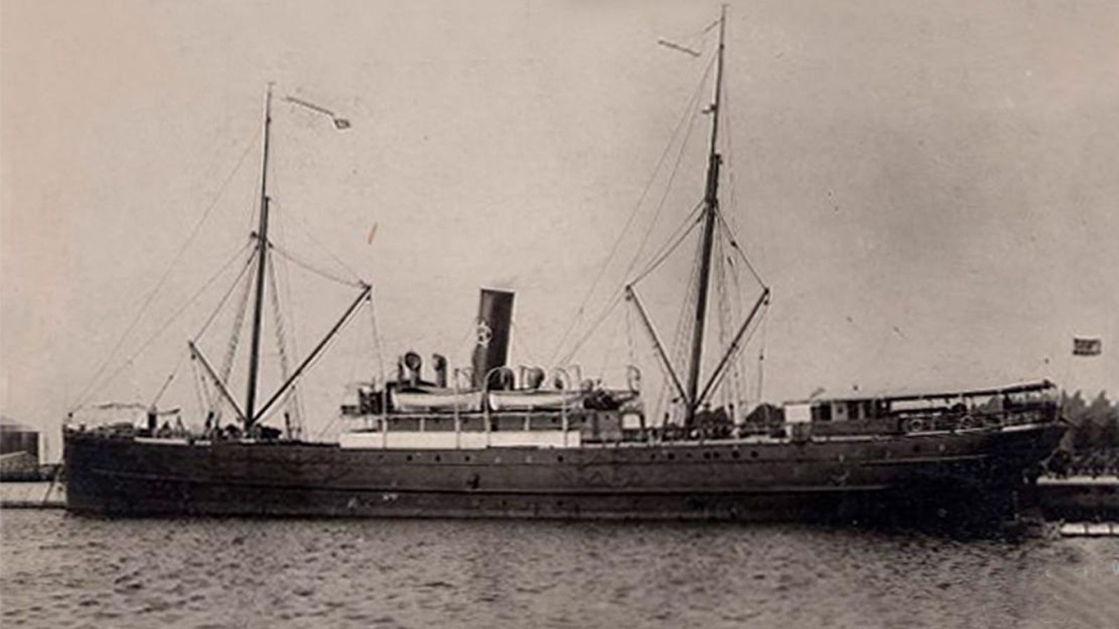 El vapor 'Ausias March', que se había sido construido entre 1889 y 1890, hacia el año 1911. Estuvo en servicio en las líneas de Estrecho hasta que fue al desguace en 1925. El vapor 'Ausias March', que se había sido construido entre 1889 y 1890, hacia el año 1911. Estuvo en servicio en las líneas de Estrecho hasta que fue al desguace en 1925.