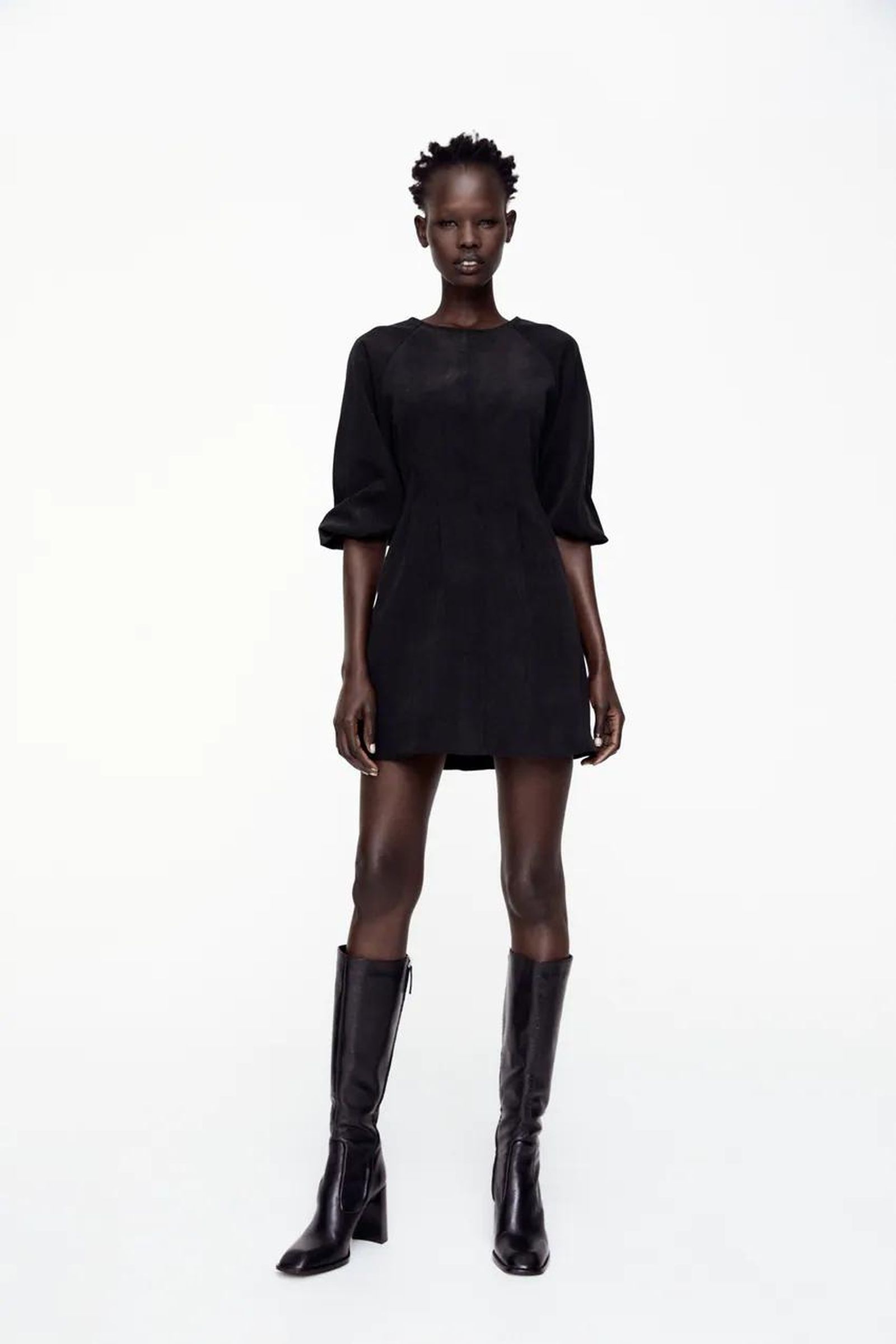 Vestido corto de Zara.