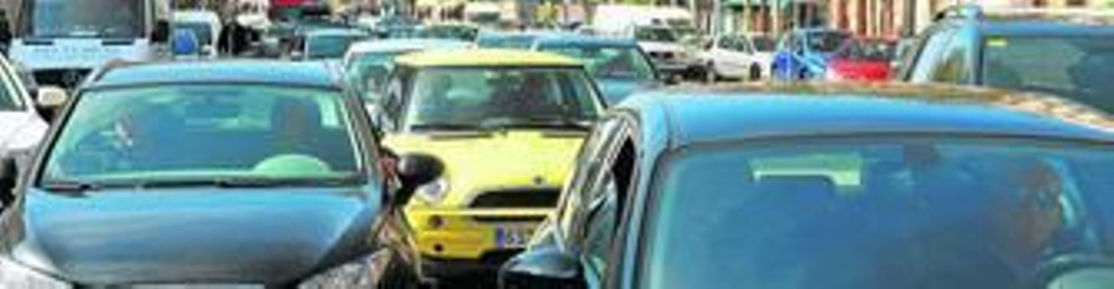 Tráfico intenso, la principal fuente de contaminantes atmosféricos en la ciudad.