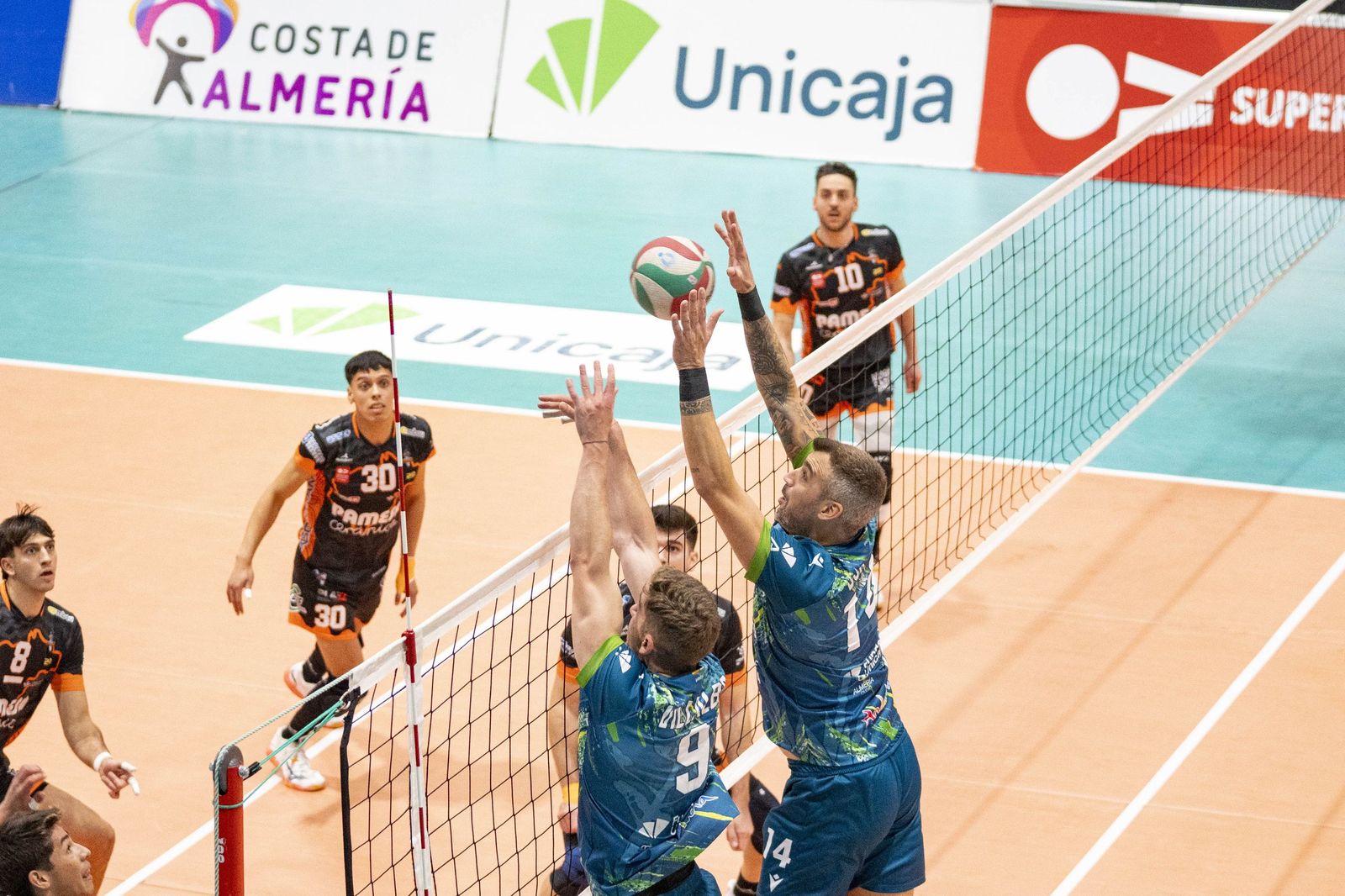 Las imágenes del partido entre Unicaja Costa de Almería y Pamesa Teruel de Superliga de voleibol