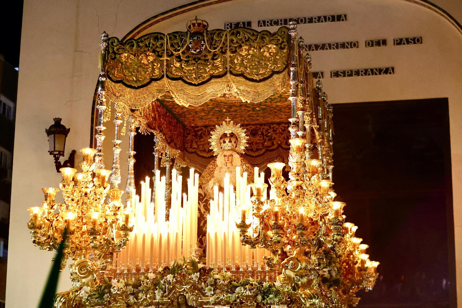 La Esperanza sale para su procesión del Jueves Santo en Málaga.
