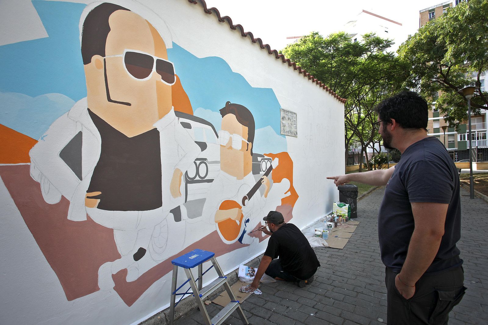 Jota, de Calvichi´s, indica al dibujante Francisco José Asencio, durante la elaboración del mural de Andy & Lucas.
