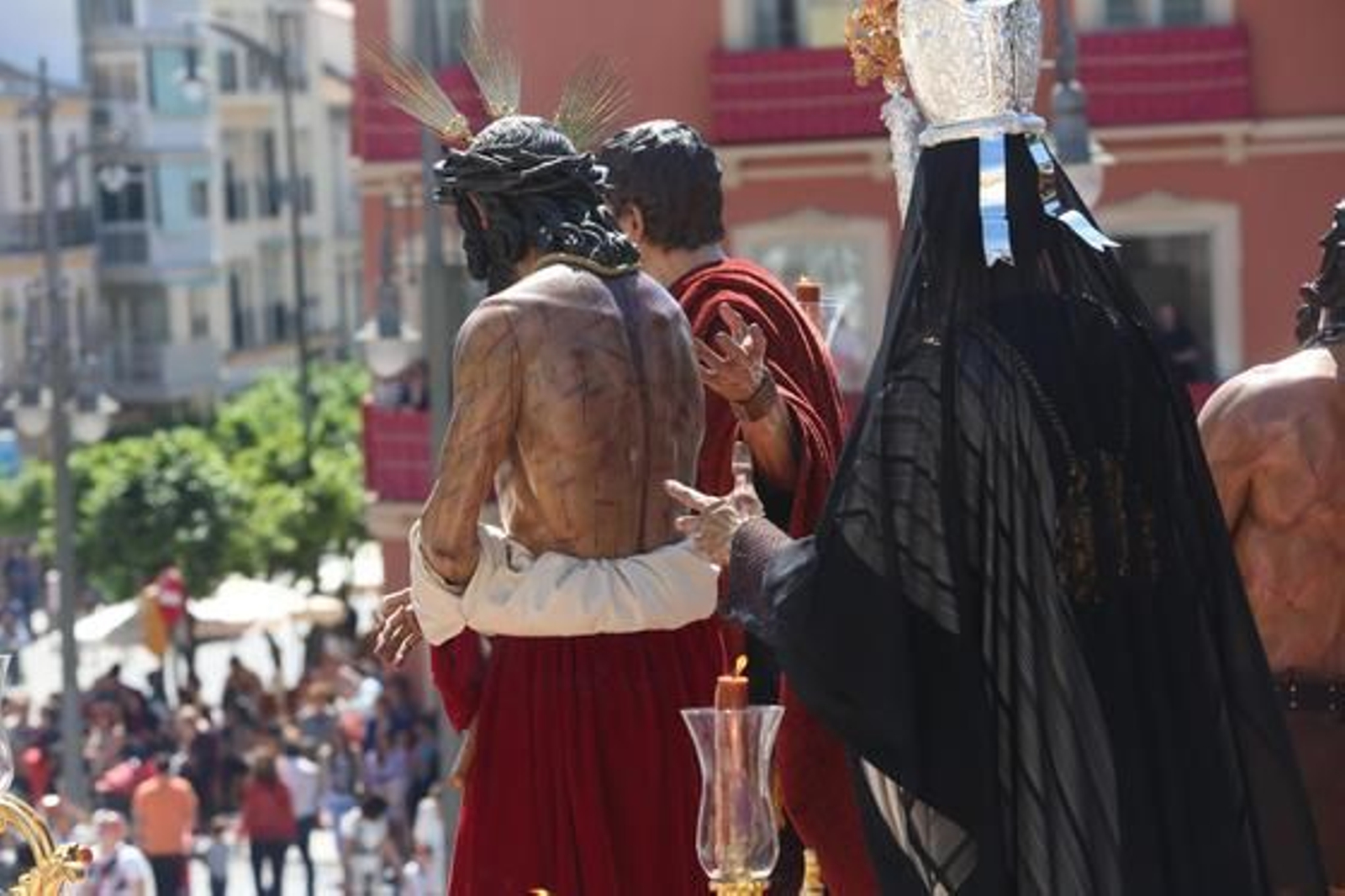 El Cristo de la Humildad en su Presentación al Pueblo por la calle Victoria, poco después de su salida.

Foto: Marilu Báez / L. M. Gómez Pozo