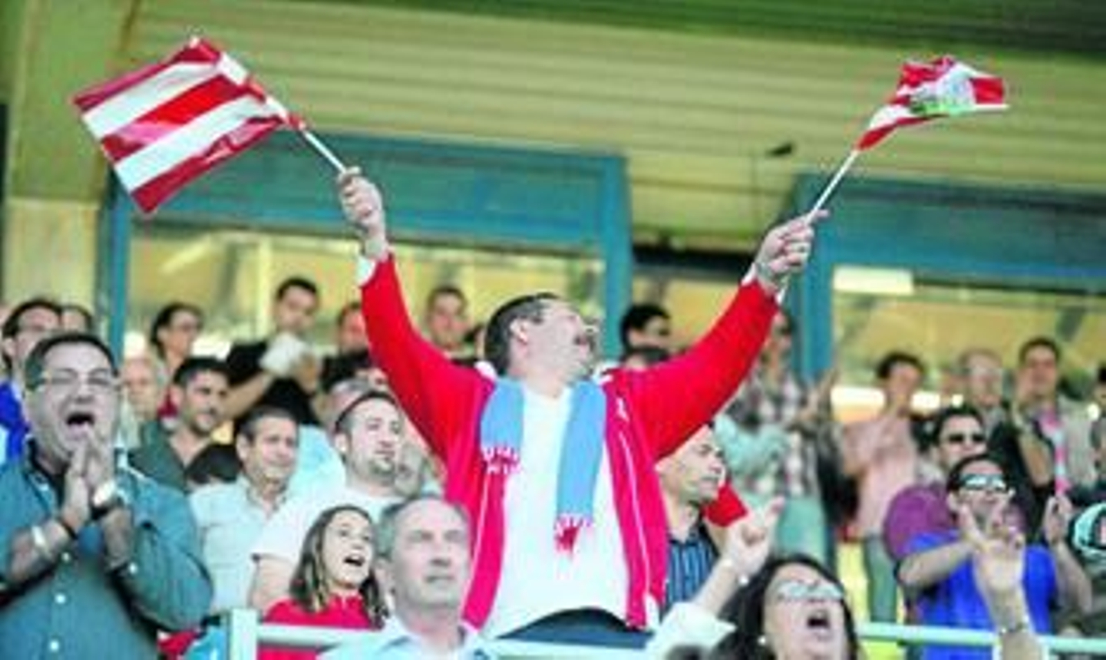 Un aficionado anima al Algeciras con banderines rojiblancos en el encuentro ante el San Fernando.
