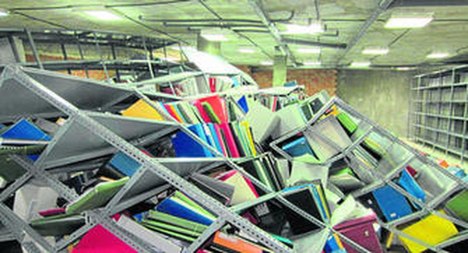 Vista de los anaqueles volcados con los expedientes también caídos.