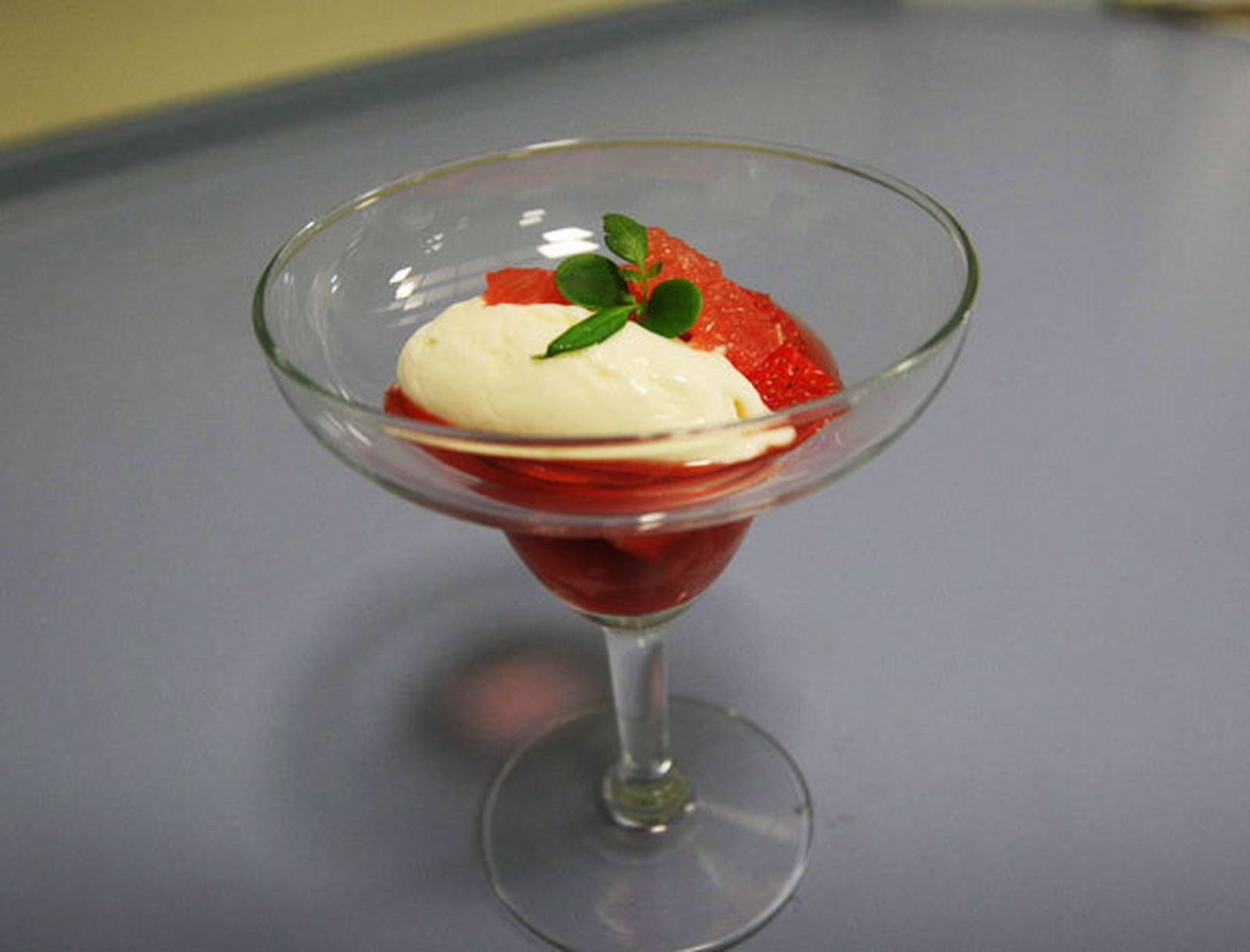 La receta: fresas y helado de queso