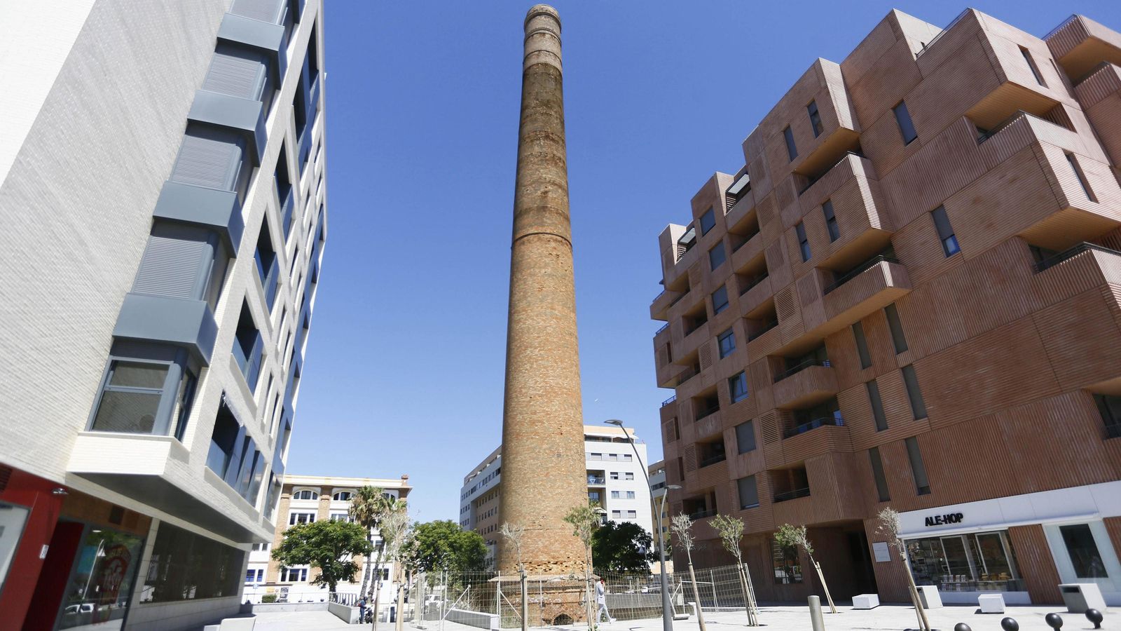 Una de las chimeneas que guarda el desaparecido pasado industrial de Málaga en Huelin. Una de las chimeneas que guarda el desaparecido pasado industrial de Málaga en Huelin.