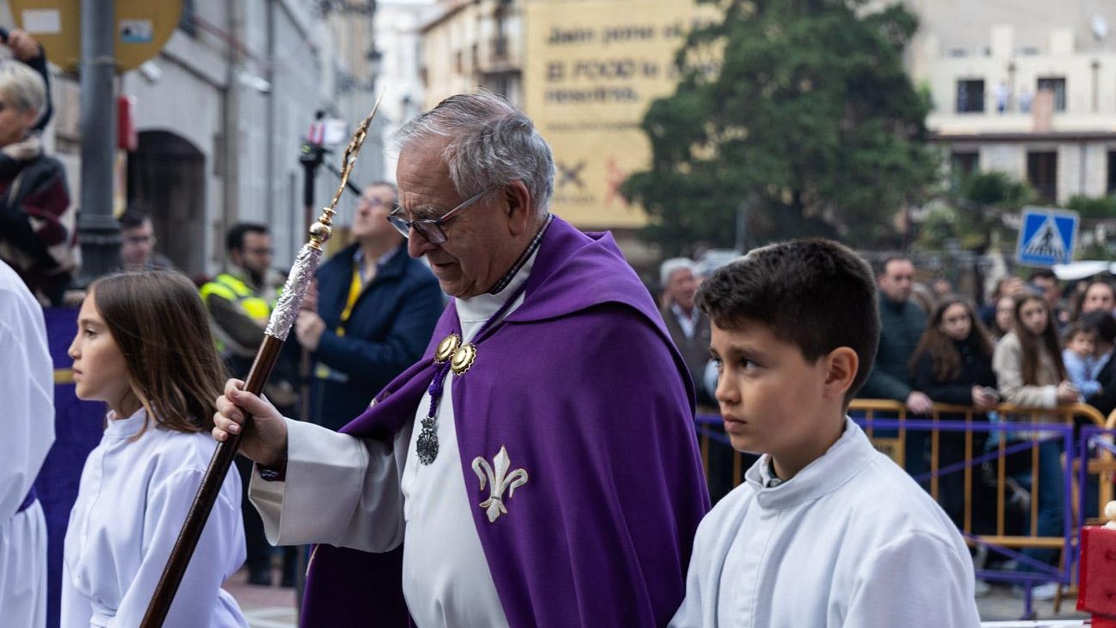 Los cofrades se rinden ante los grandes pasos de misterio del Lunes Santo