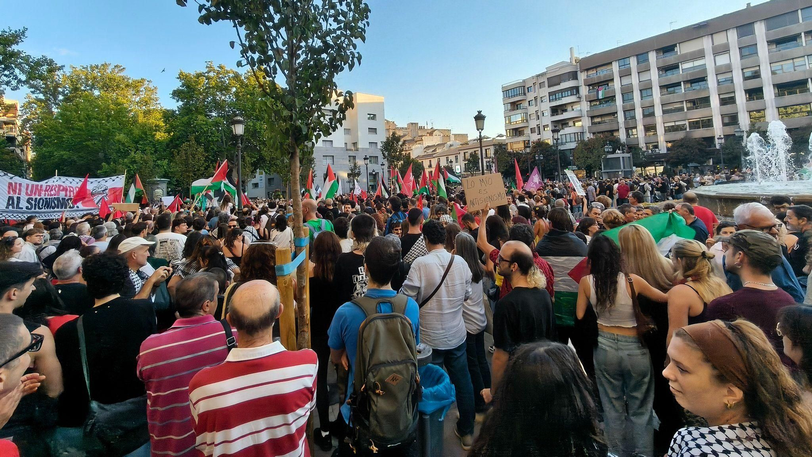 La concentración en la Fuente de las Batallas de Granada