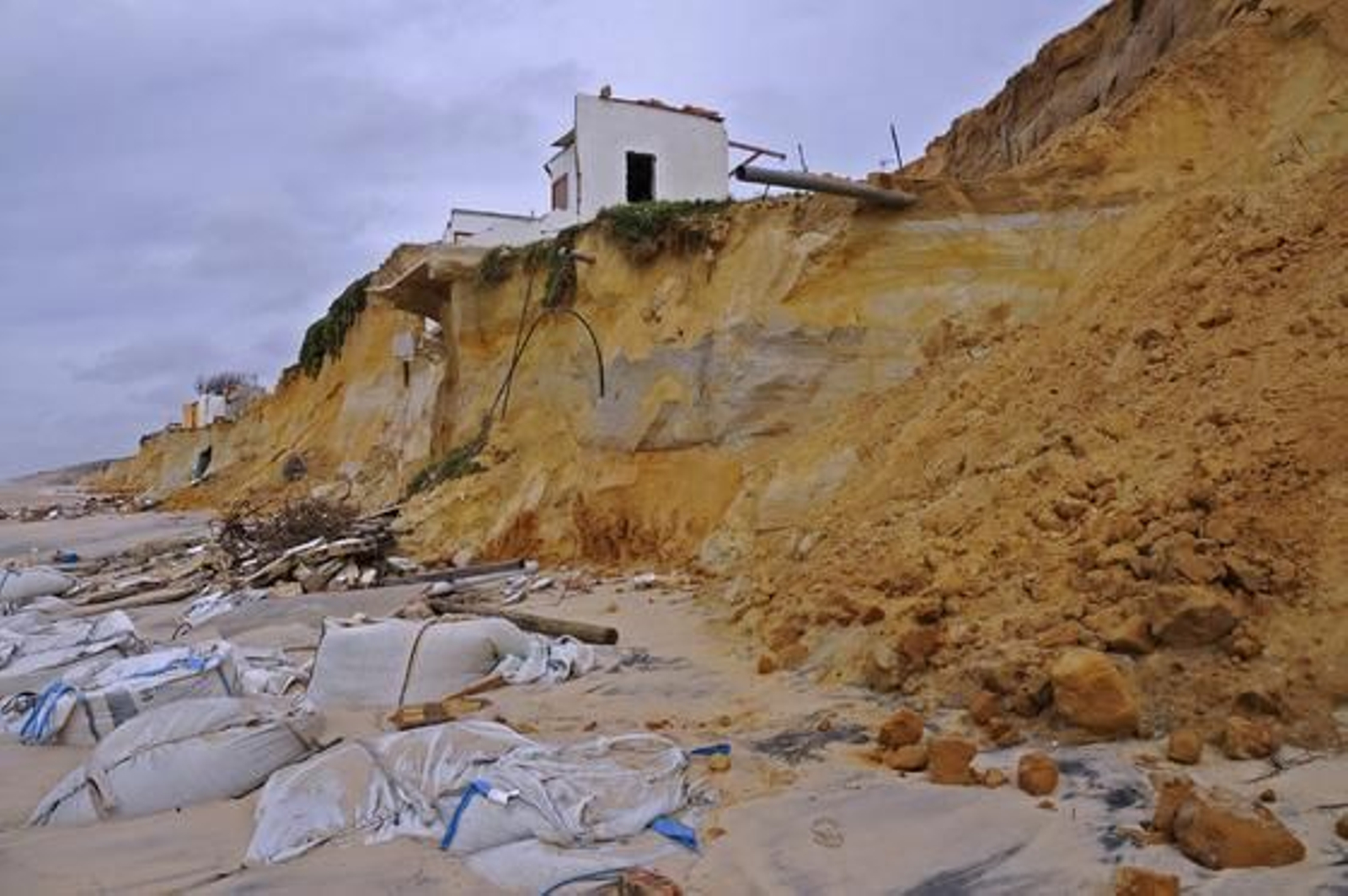 Sacos de arena frenan el mar.

Foto: Juan Carlos Vázquez