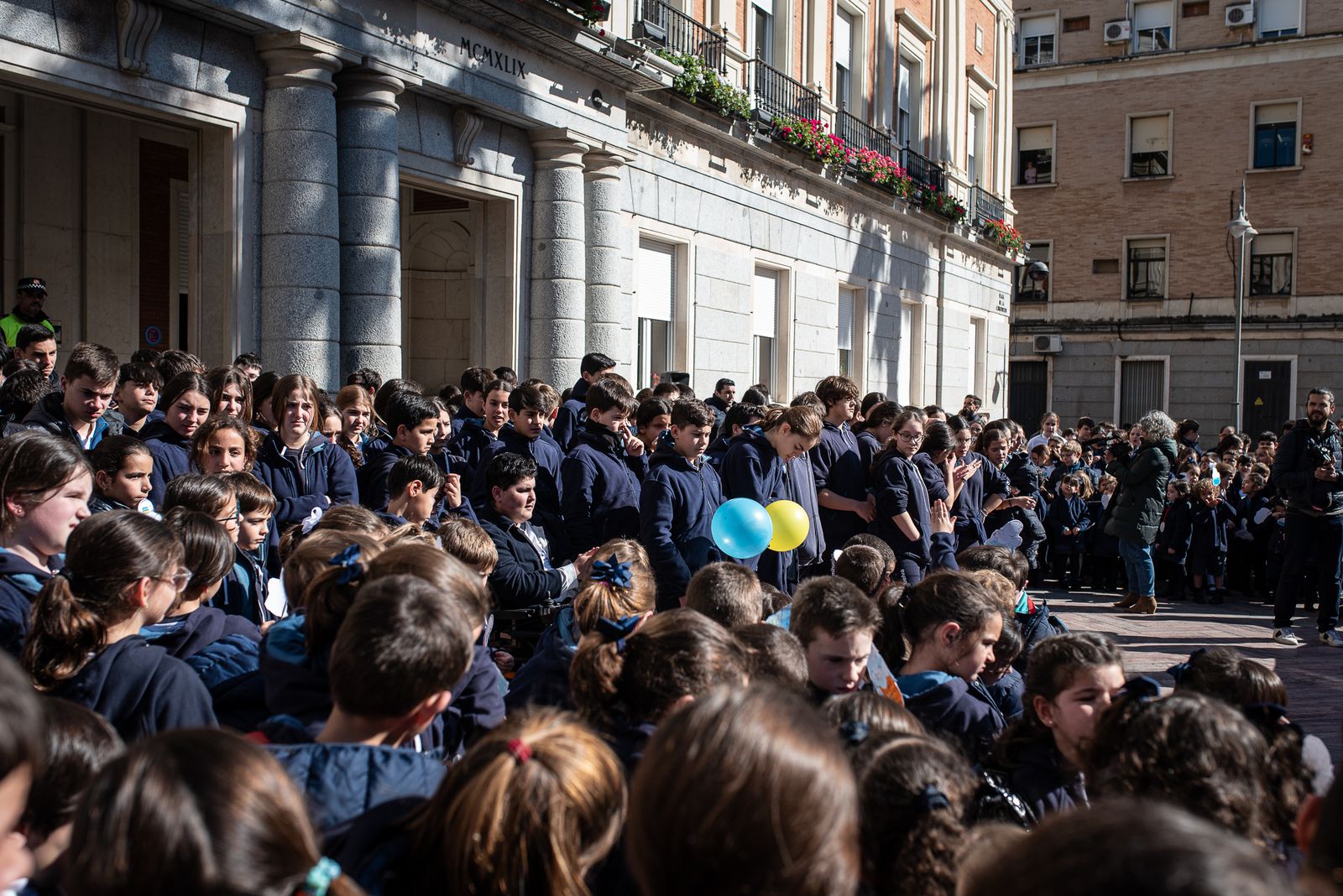 Imágenes de la lectura del manifiesto por la paz de los alumnos del Colegio María Inmaculada