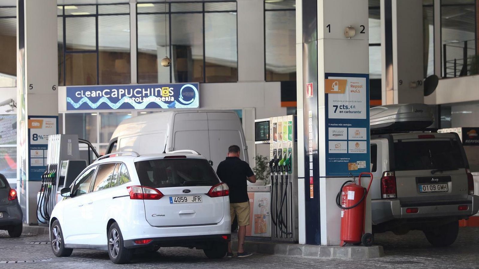 Varios vehículos repostan en la gasolinera de la Ronda de Capuchinos, que se encuentra a escasos metros de varios bloques de viviendas.