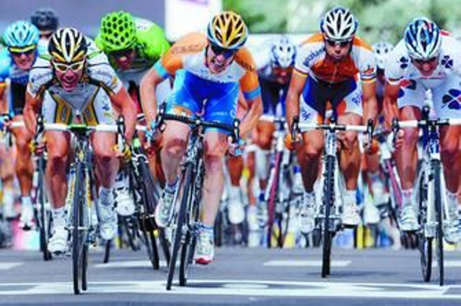 Cavendish, a la izquierda de la imagen, disputa el sprint con el norteamericano Tyler Farrar, del Garmin, y el bielorruso Yauheni Hutarovitch, de la Francaise des Jeux.