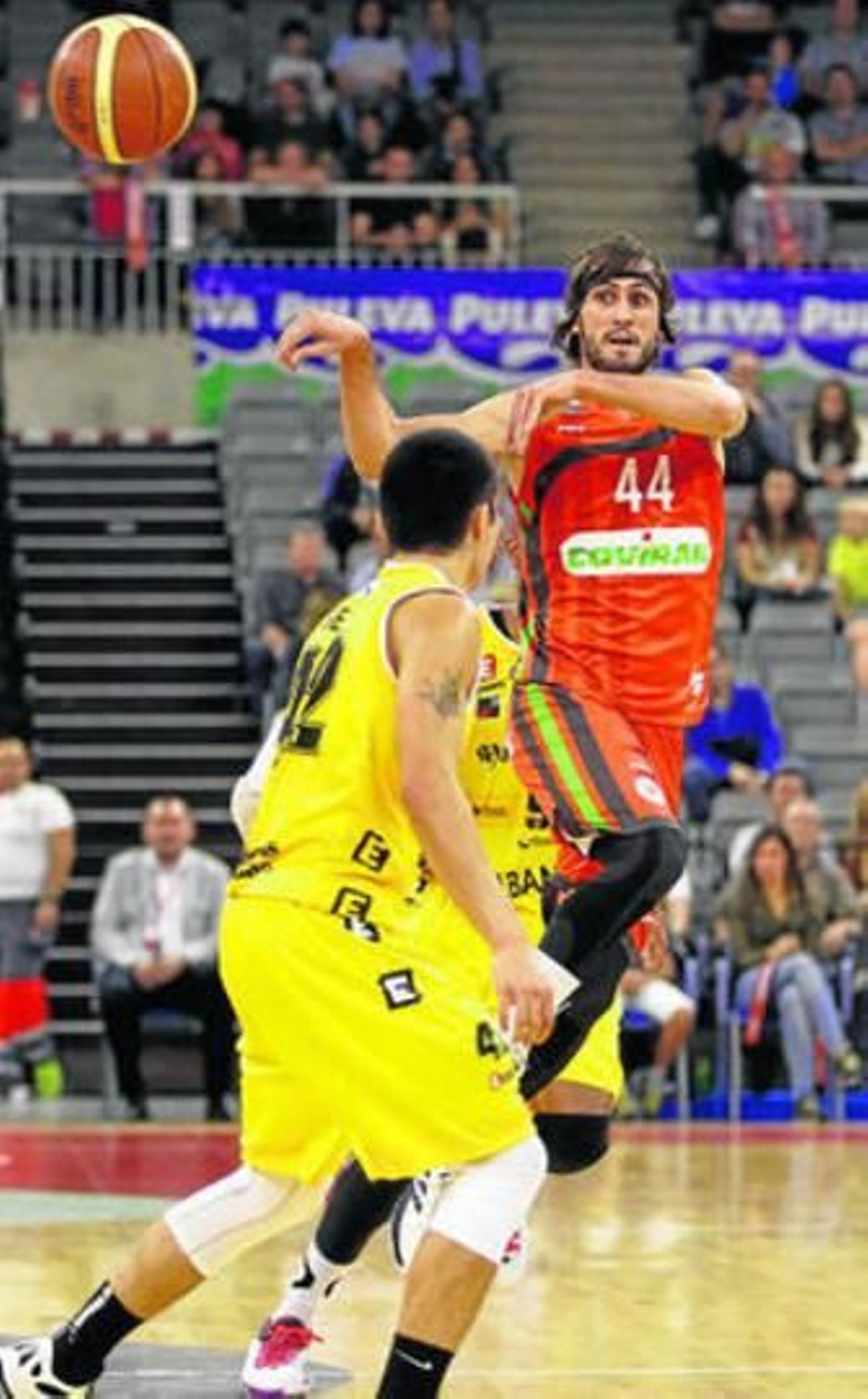 Jorge Fernández, que realizó un gran partido, asiste a un compañero en el duelo de ayer. Jorge Fernández, que realizó un gran partido, asiste a un compañero en el duelo de ayer.