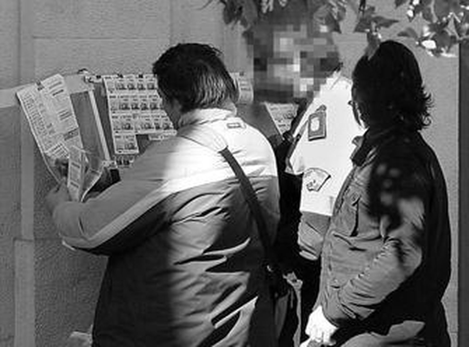 Un policía local compra un cupón de la Once en el centro al mediodía de ayer.