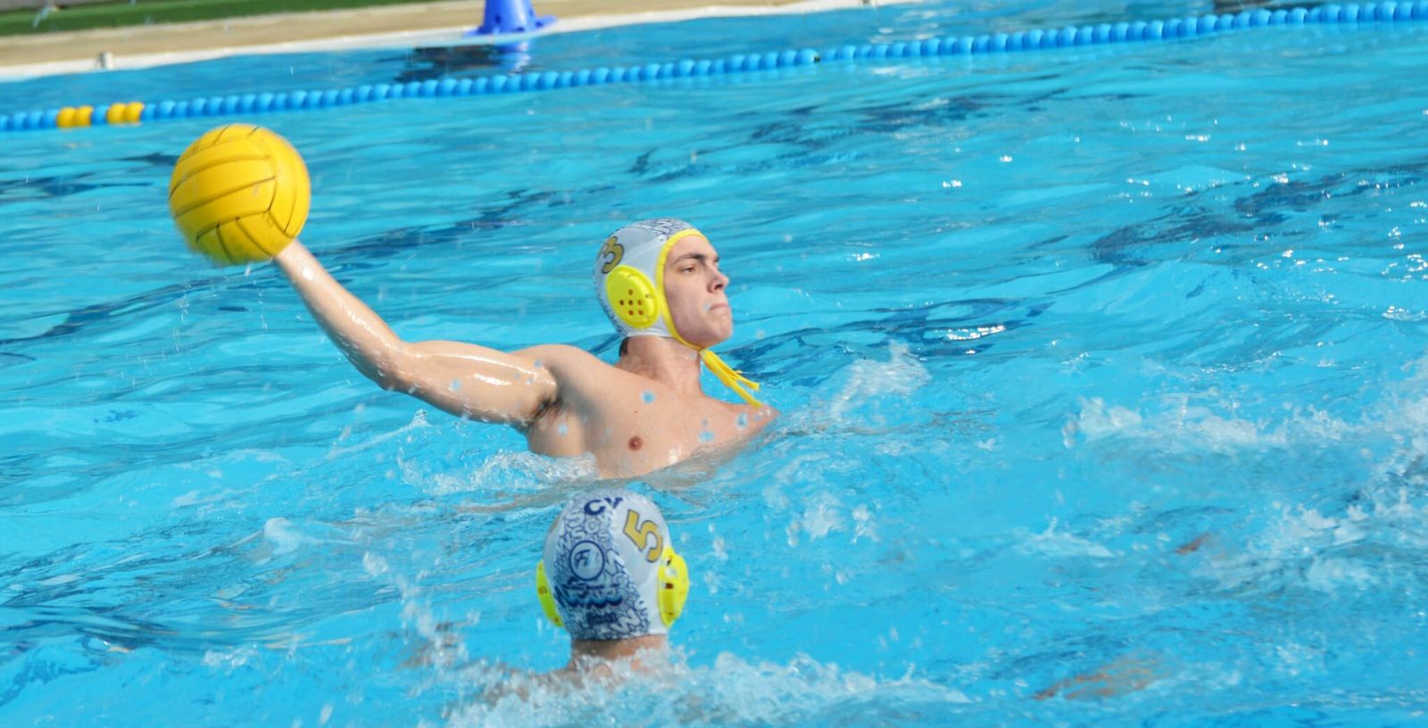 Pablo López-Sáez, autor de cuatro goles, dispara a portería.