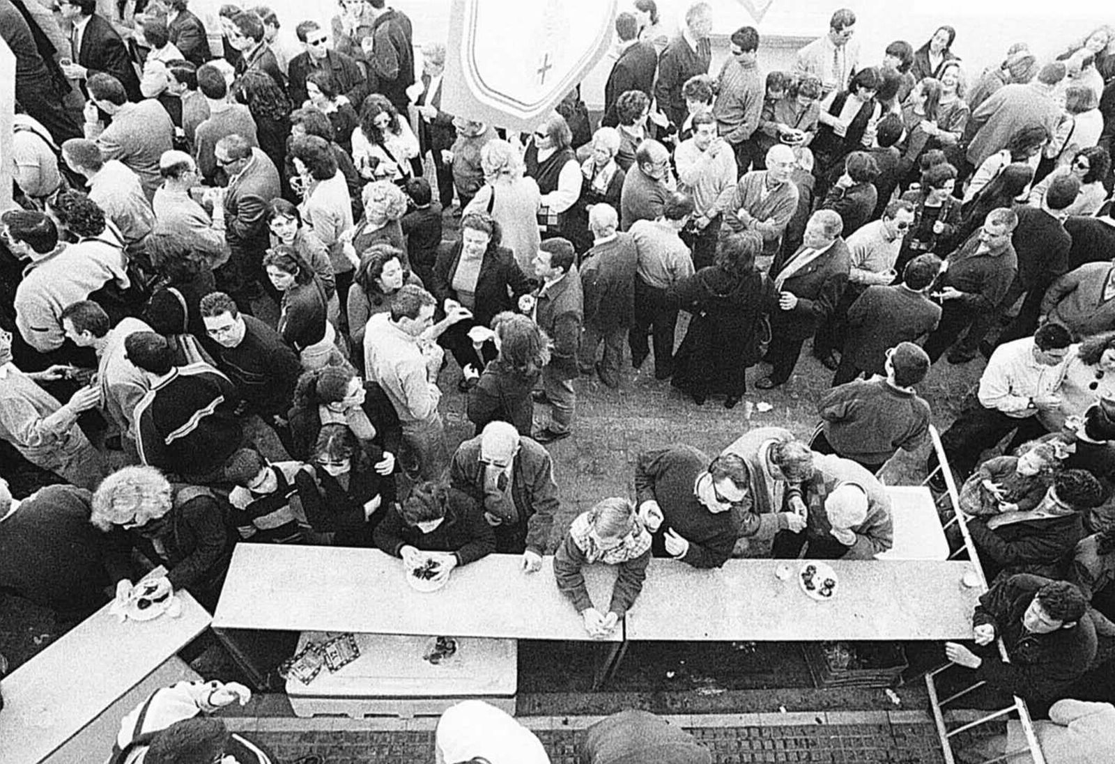 El ambiente de las peñas carnavalescas en la Plaza de las Vacas, año 2000, en San Fernando