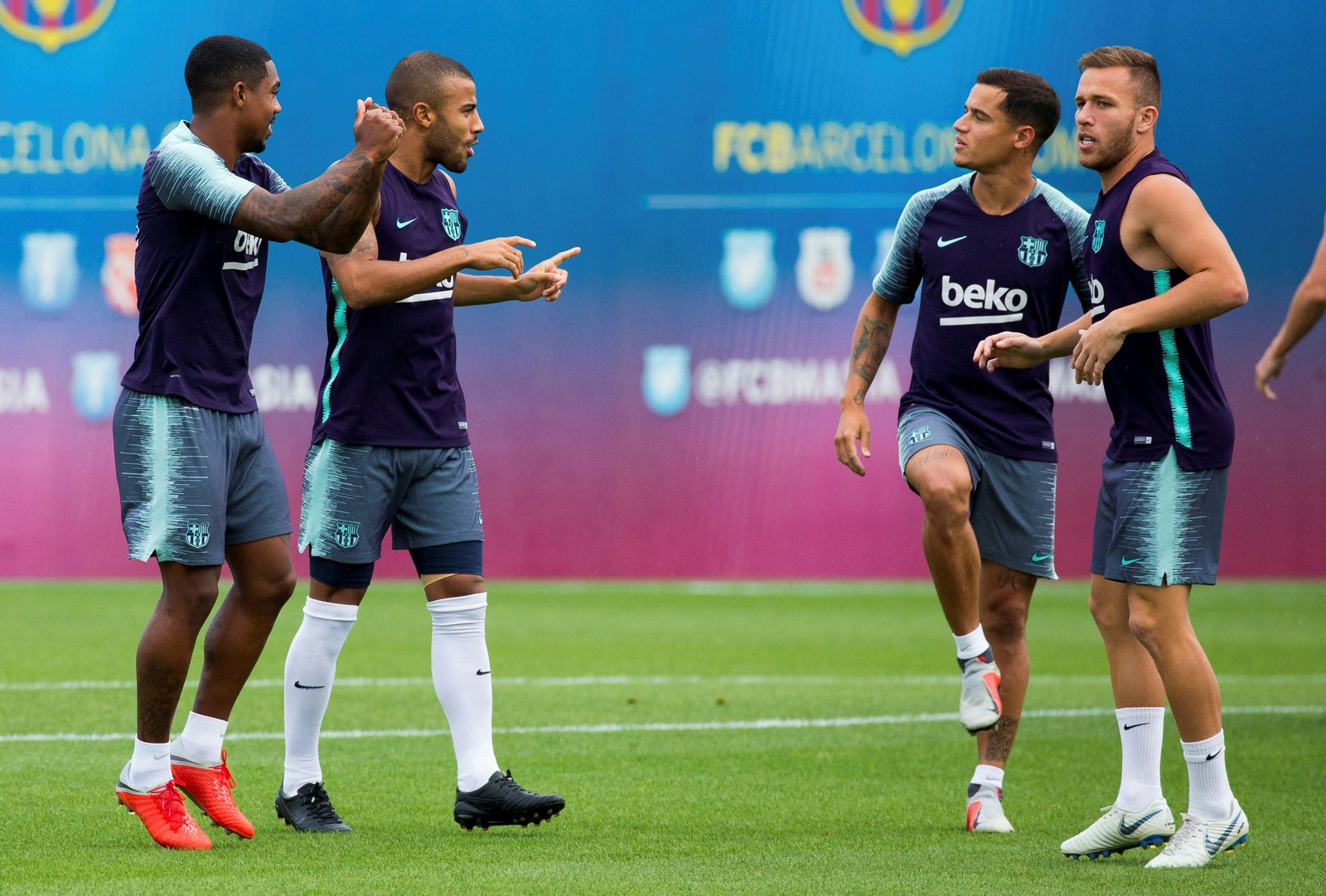 Rafincha, con Malcom, Coutinho y Arthur en un entrenamiento reciente del Barcelona.